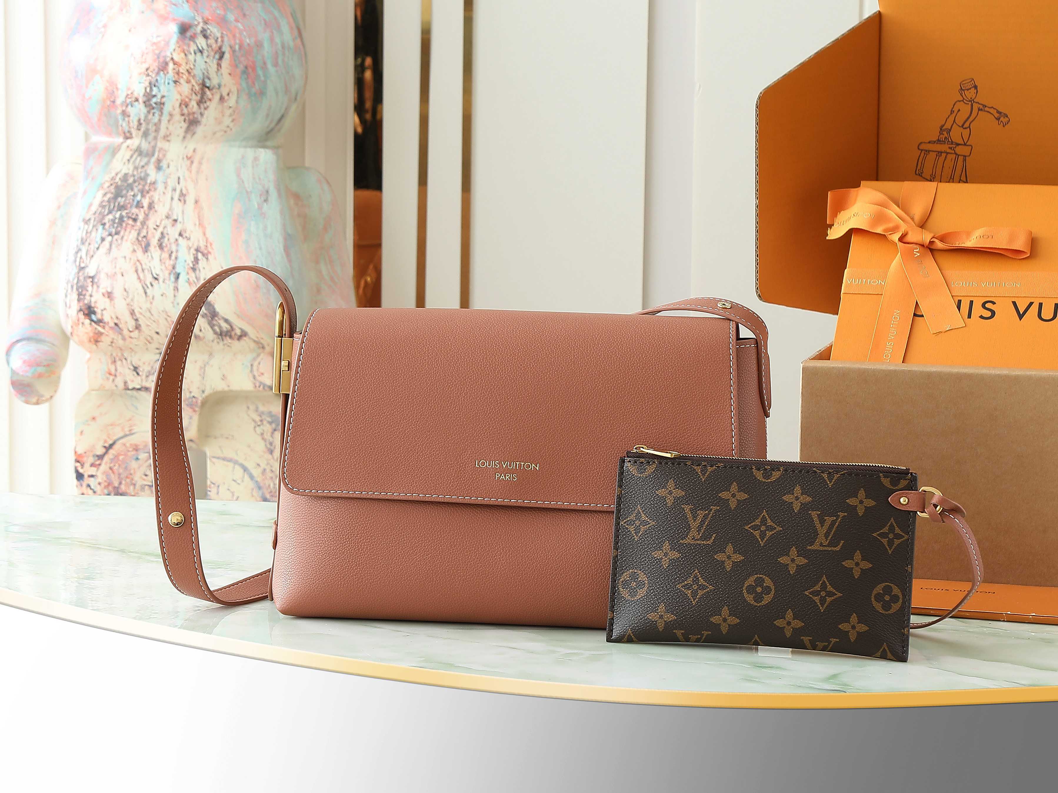 【顶级原单 独家实拍】M13148黑色 M13151棕色 全皮单肩包 Low Key Messenger