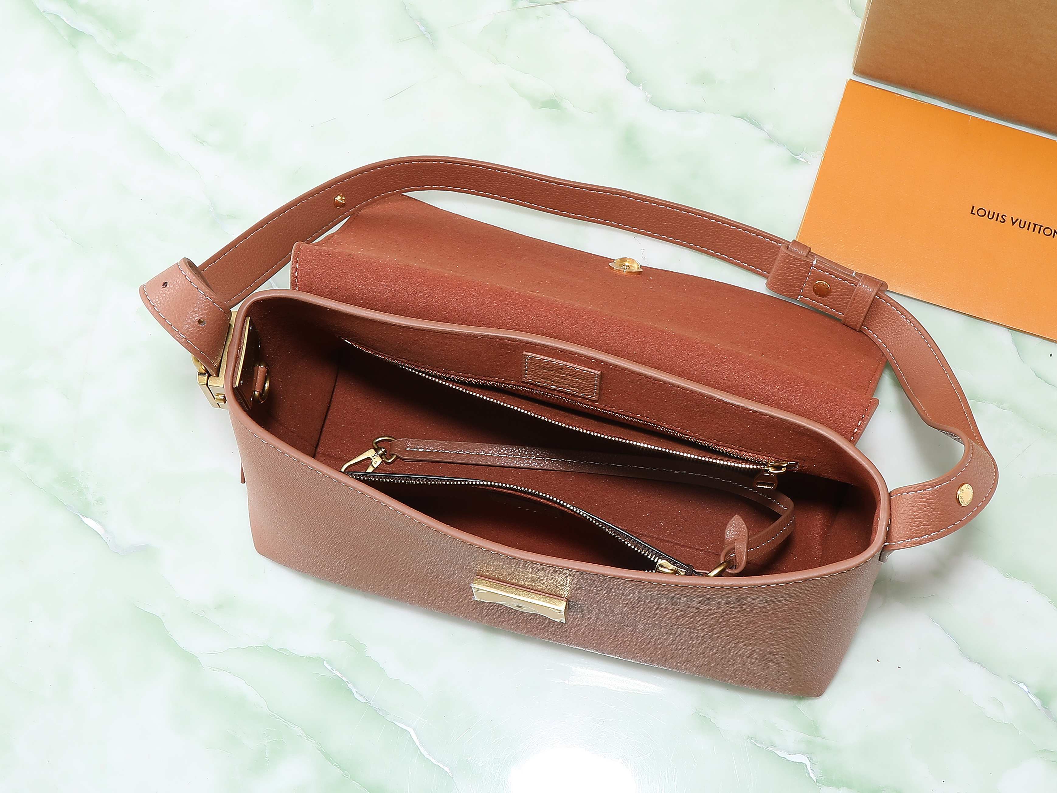 【顶级原单 独家实拍】M13148黑色 M13151棕色 全皮单肩包 Low Key Messenger