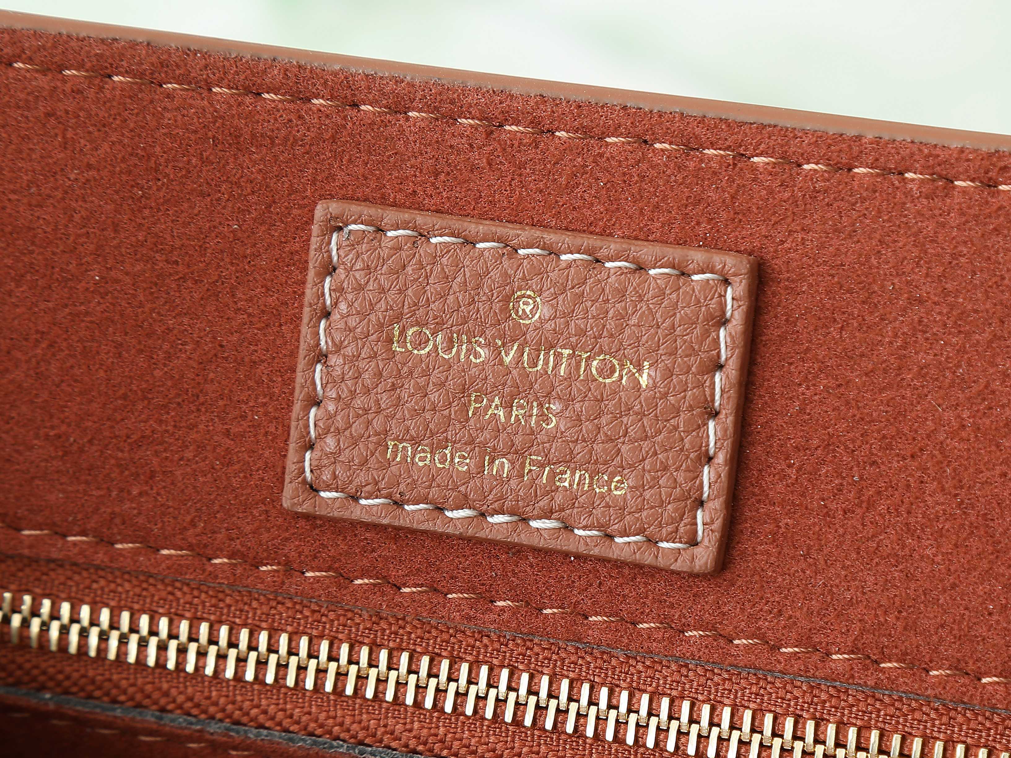 【顶级原单 独家实拍】M13148黑色 M13151棕色 全皮单肩包 Low Key Messenger