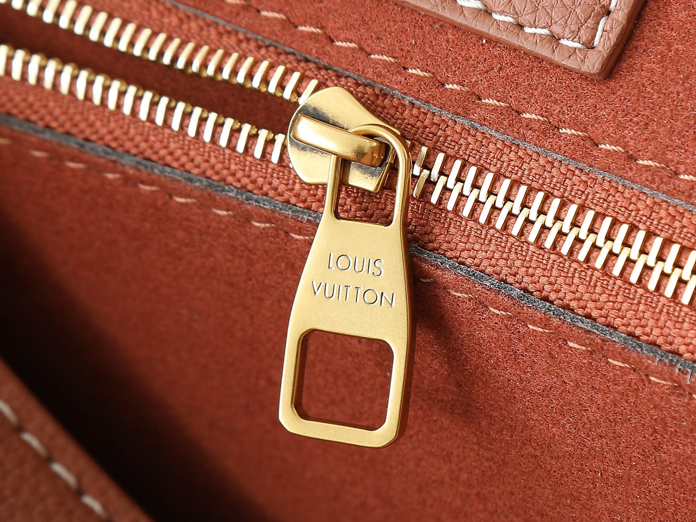 【顶级原单 独家实拍】M13148黑色 M13151棕色 全皮单肩包 Low Key Messenger