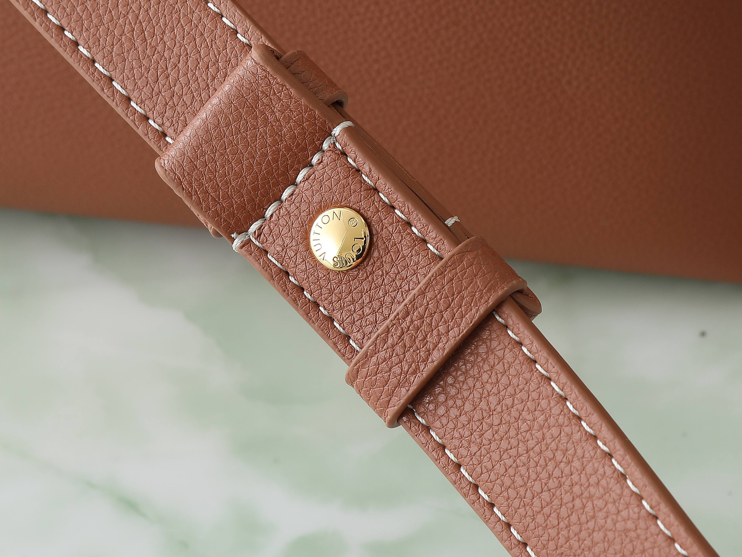 【顶级原单 独家实拍】M13148黑色 M13151棕色 全皮单肩包 Low Key Messenger