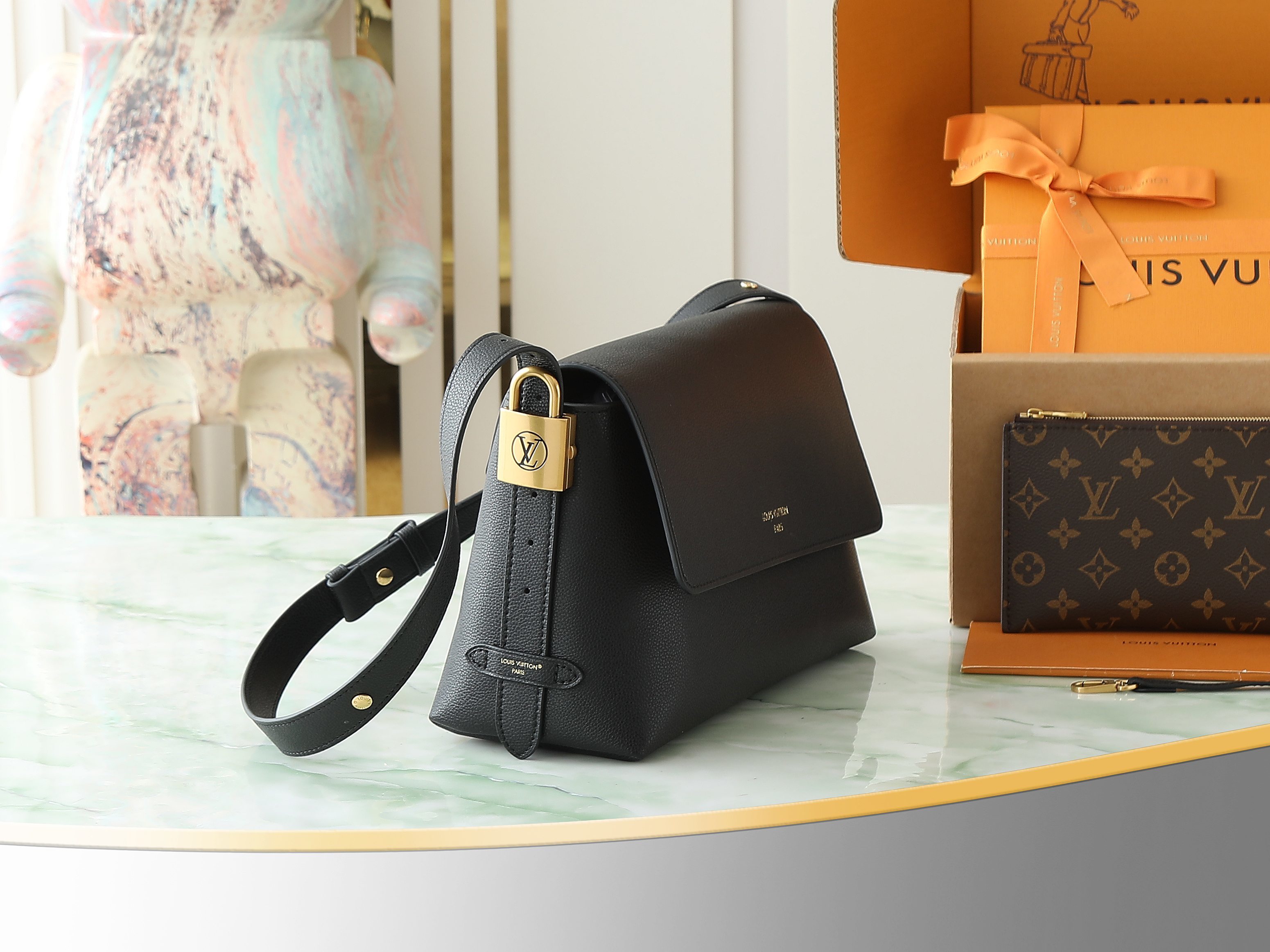 【顶级原单 独家实拍】M13148黑色 M13151棕色 全皮单肩包 Low Key Messenger