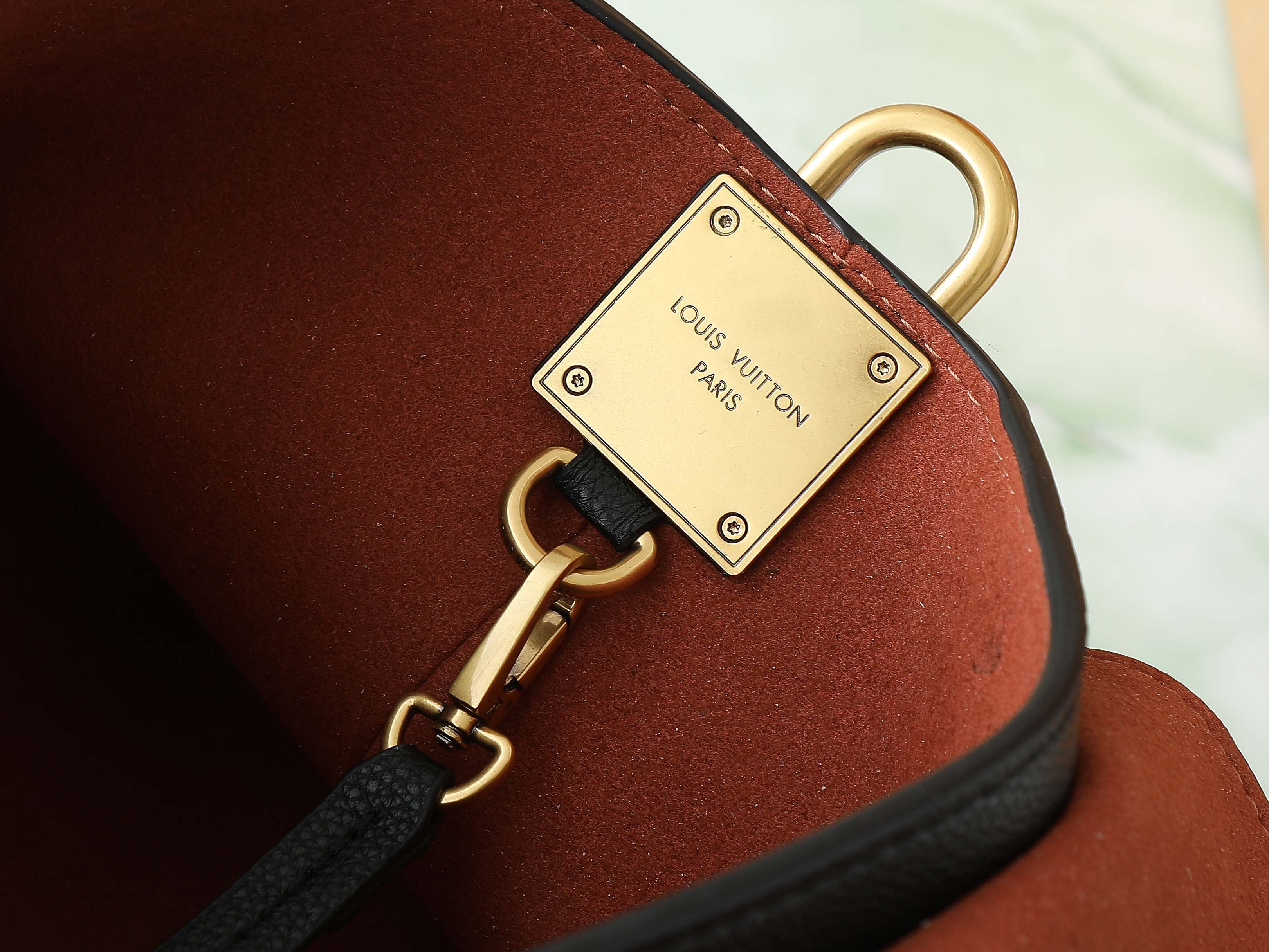 【顶级原单 独家实拍】M13148黑色 M13151棕色 全皮单肩包 Low Key Messenger