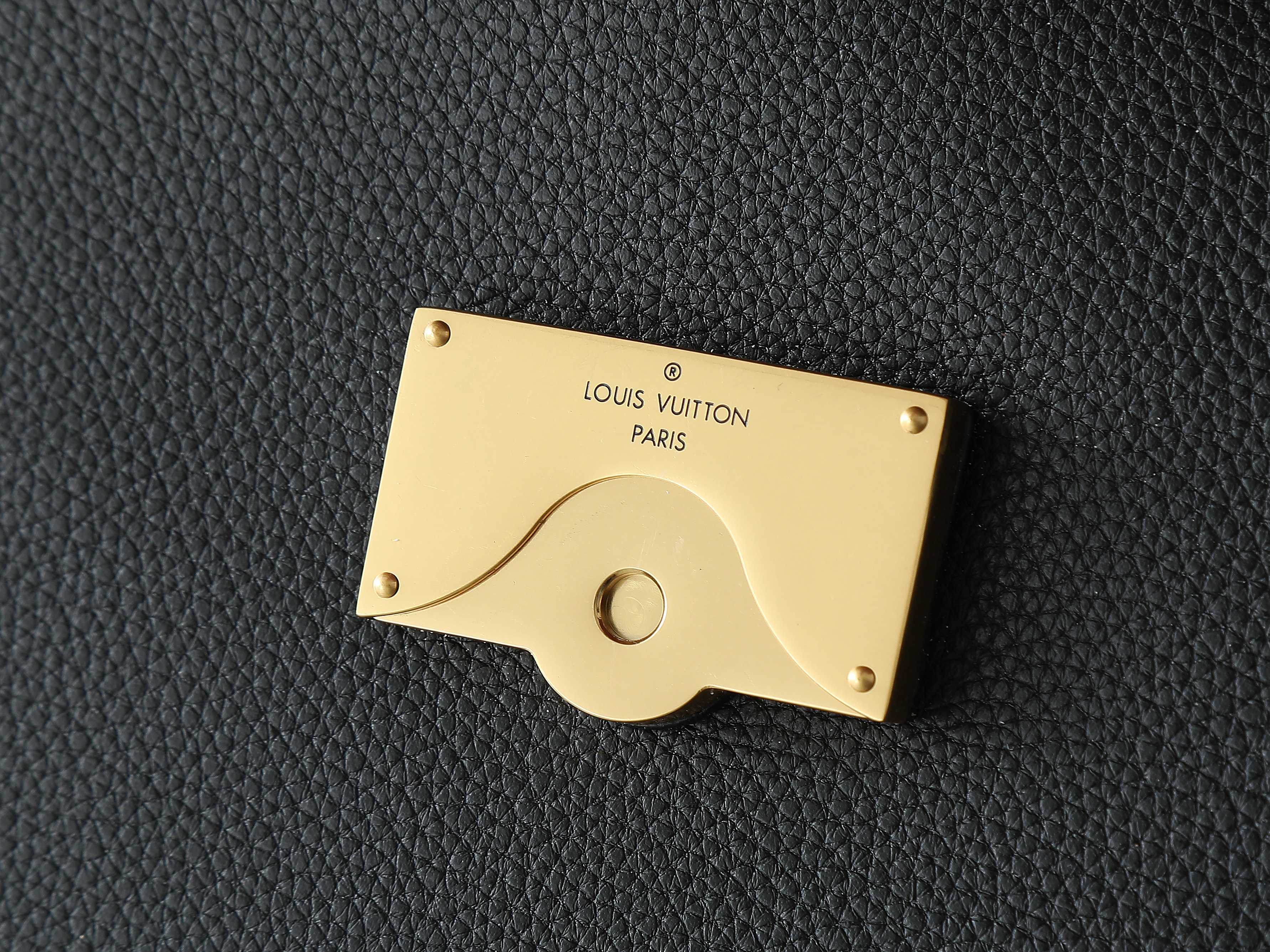 【顶级原单 独家实拍】M13148黑色 M13151棕色 全皮单肩包 Low Key Messenger