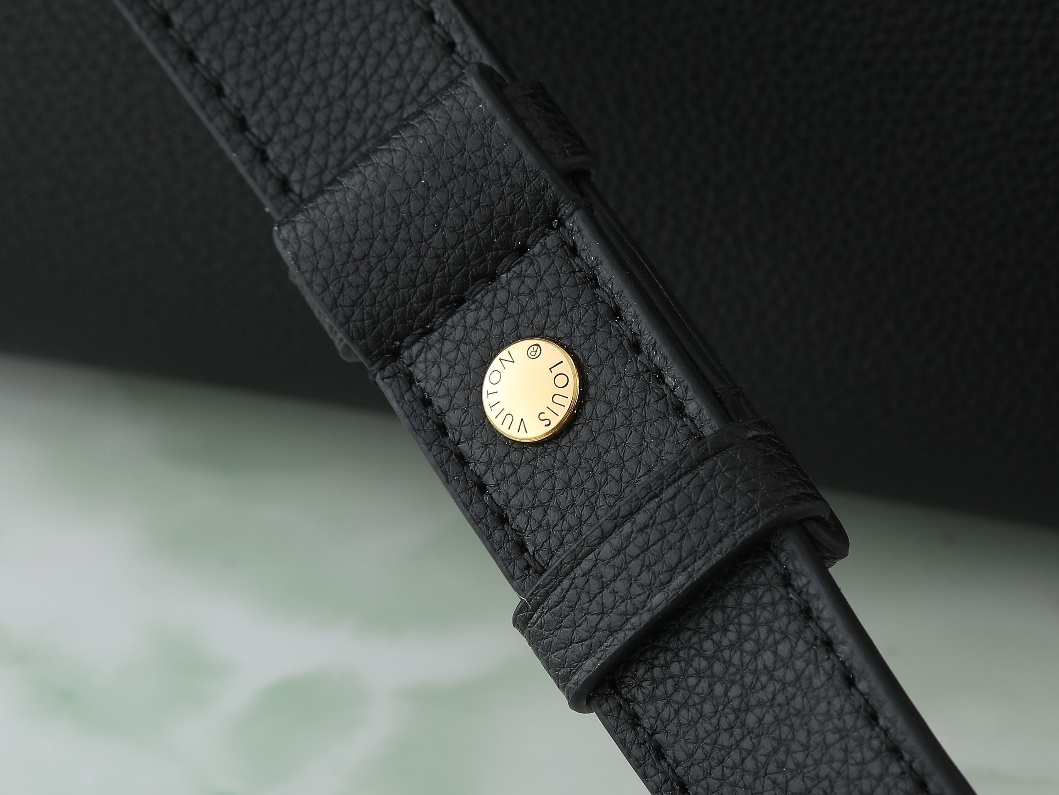 【顶级原单 独家实拍】M13148黑色 M13151棕色 全皮单肩包 Low Key Messenger