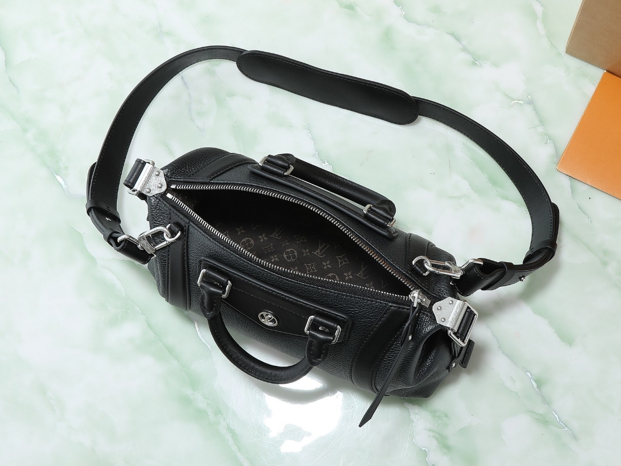 【顶级原单 独家实拍】M14514黑色 全皮机车包 LV Biker 小号手袋 M14514 瞩目亮相2