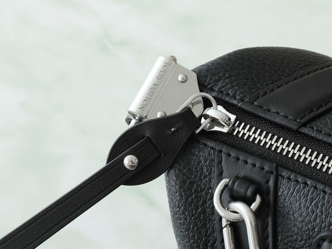 【顶级原单 独家实拍】M14514黑色 全皮机车包 LV Biker 小号手袋 M14514 瞩目亮相2