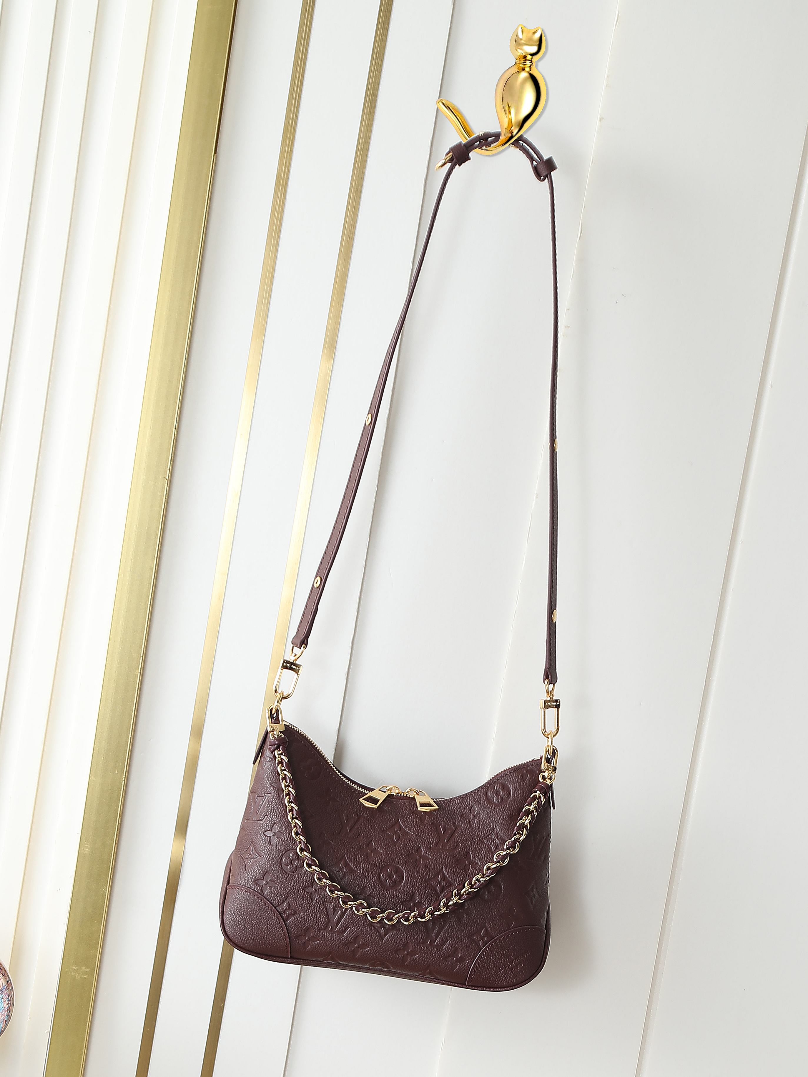 M25827 Bolso Boulogne PM croissant cadena plena piel grabada