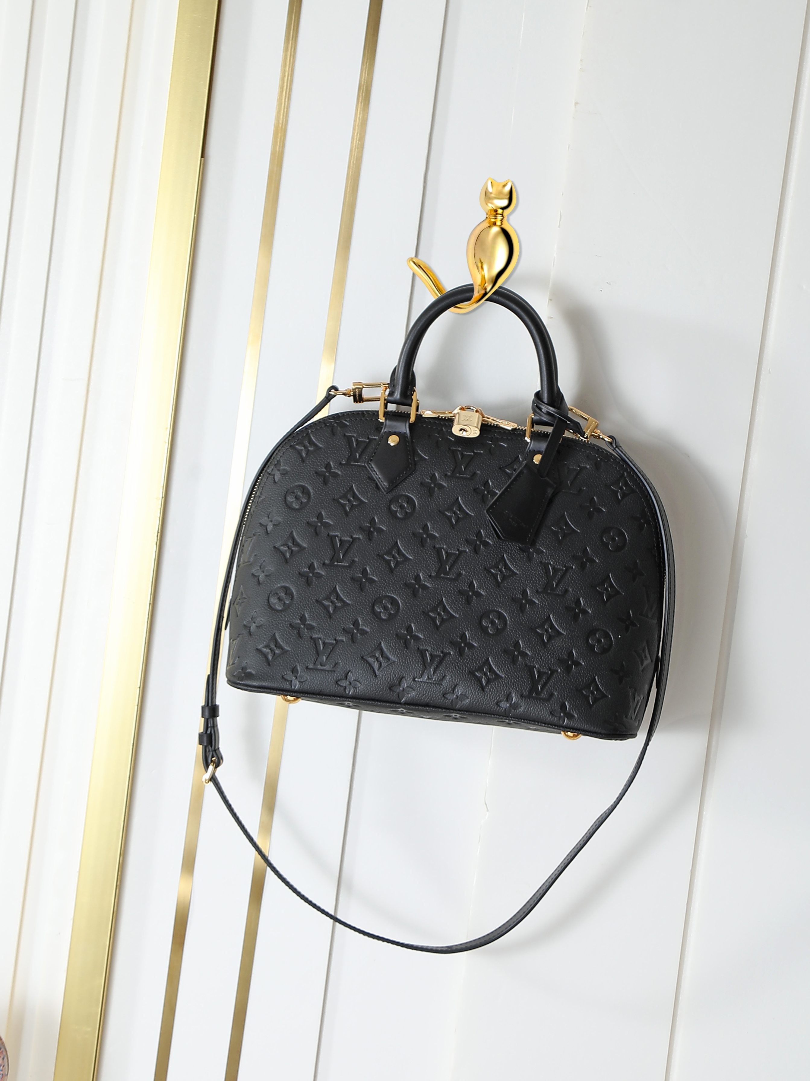 M26489 Bolso de concha repujada íntegramente en piel negra Bolso Alma PM
