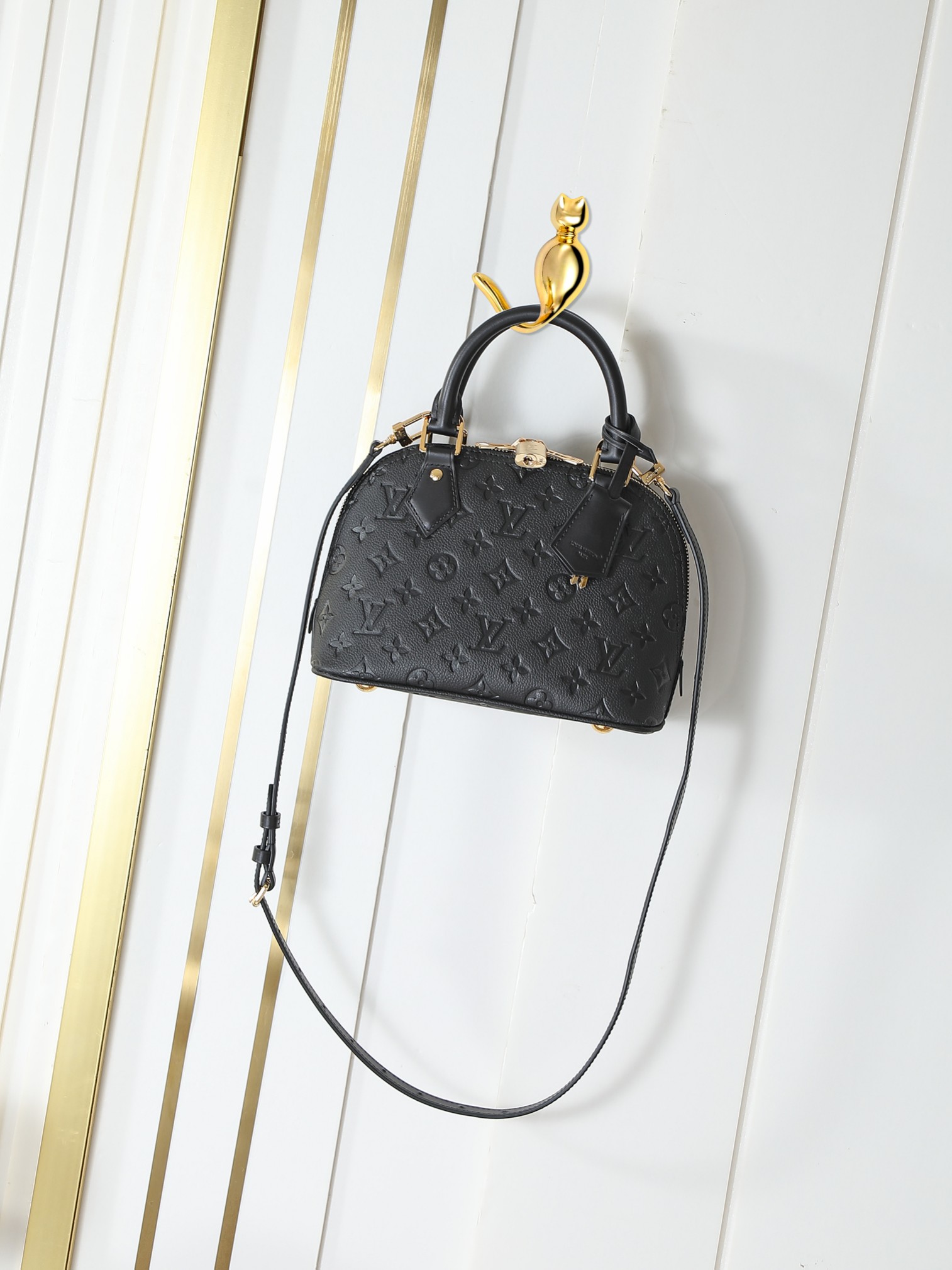 M26409 Bolso de concha repujada íntegramente en piel negra Bolso Alma BB