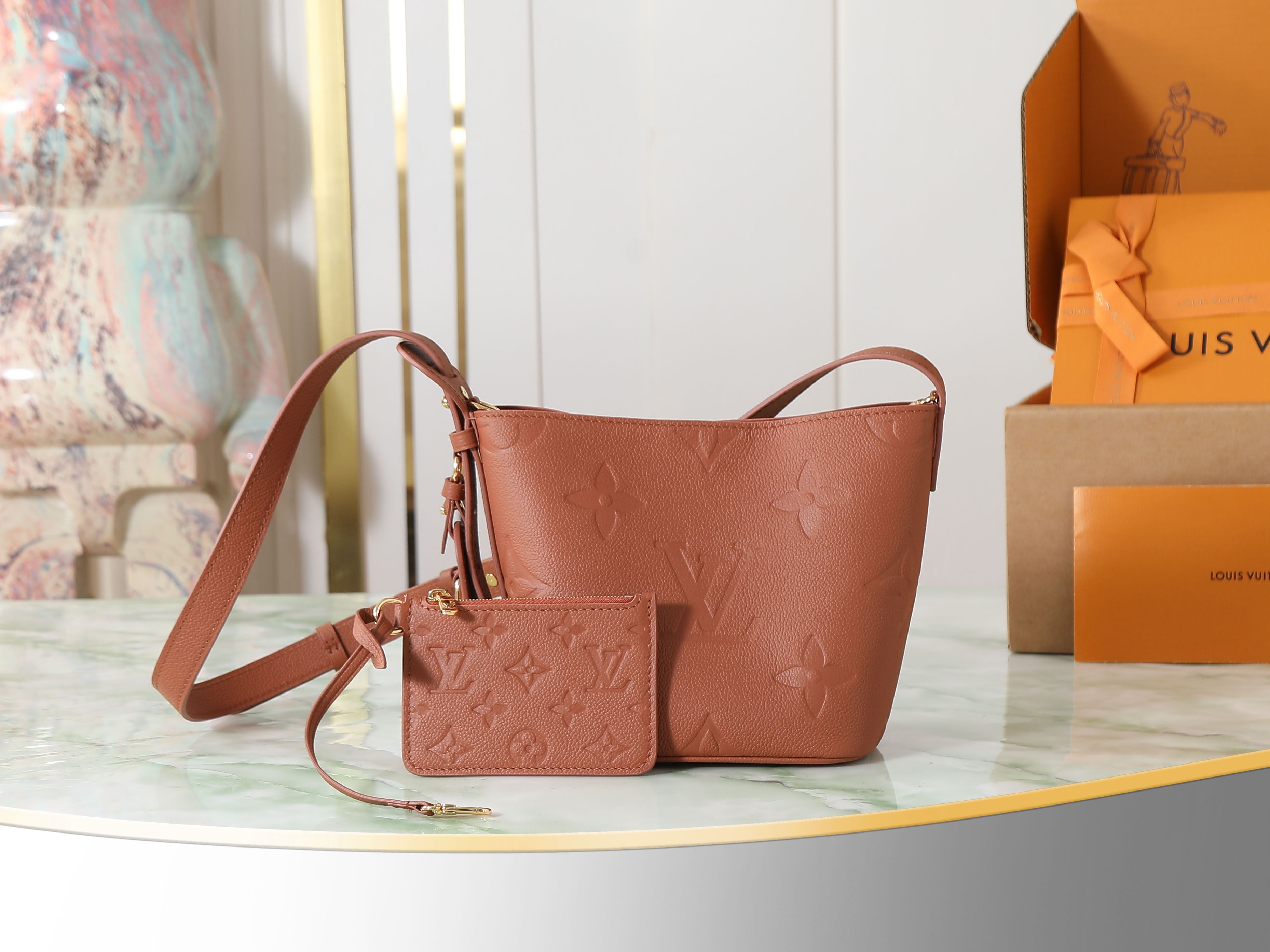 P600 [Pedido original superior, toma real exclusiva] M28820 bolso tipo cubo de cuero marrón con relieve Bolso All In BB…