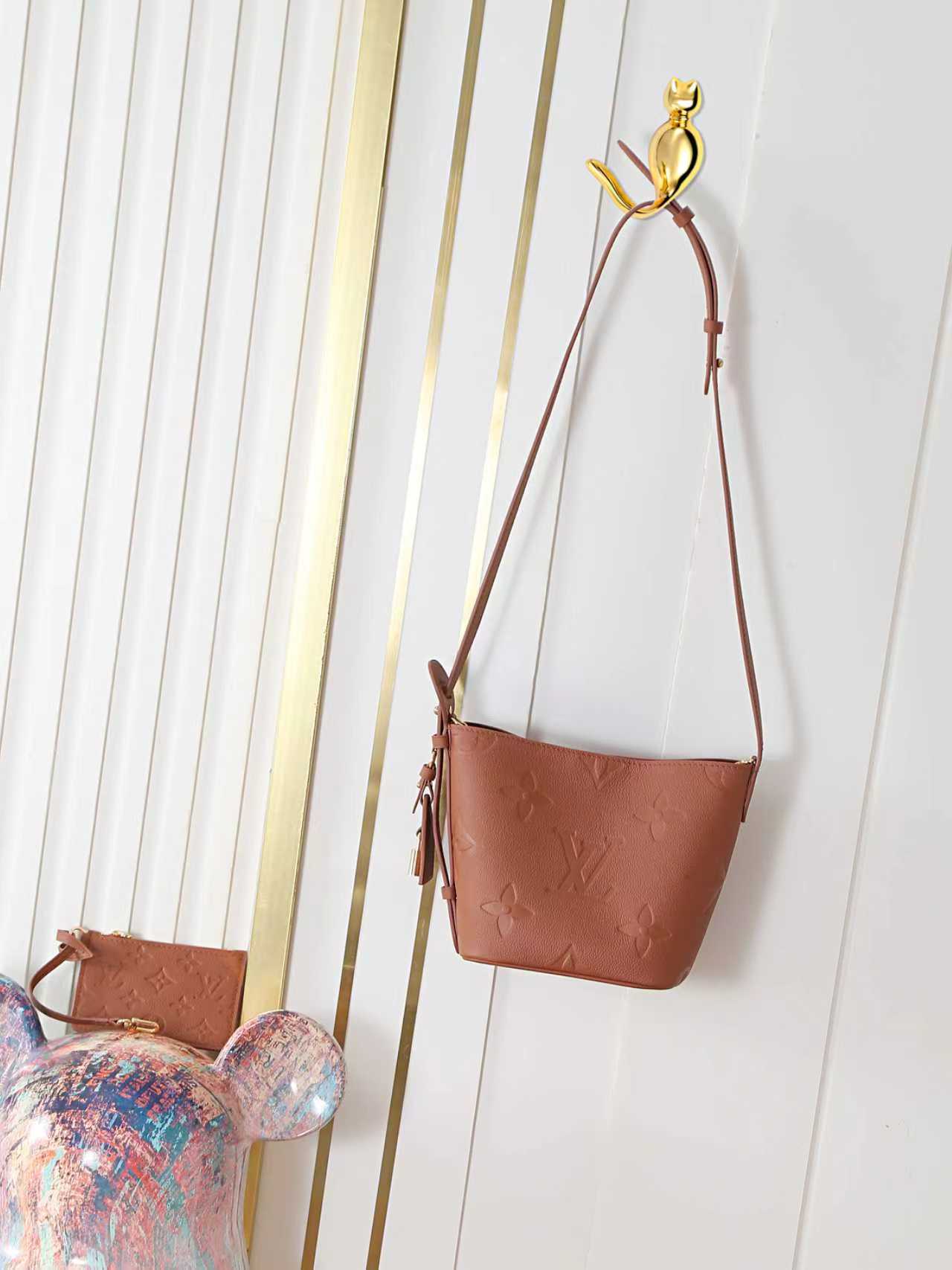 M28820 Bolso tipo cubo en relieve de cuero marrón, bolso All In BB