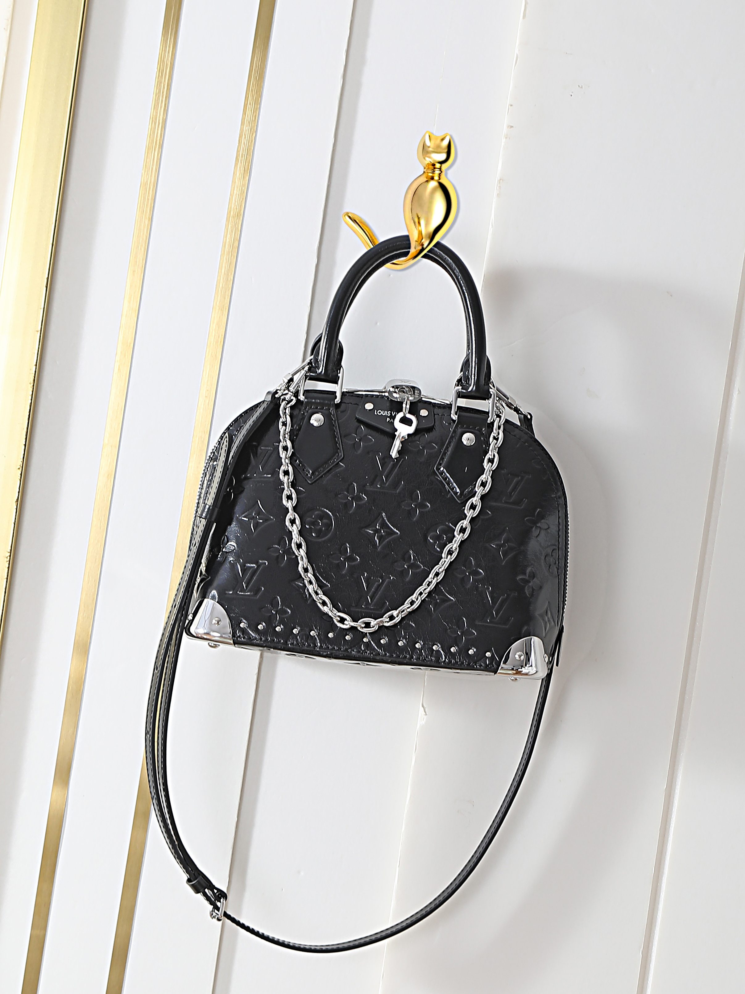 M27812 Bolso de concha repujada de cuero encerado negro Bolso ALMA TRUNK BB