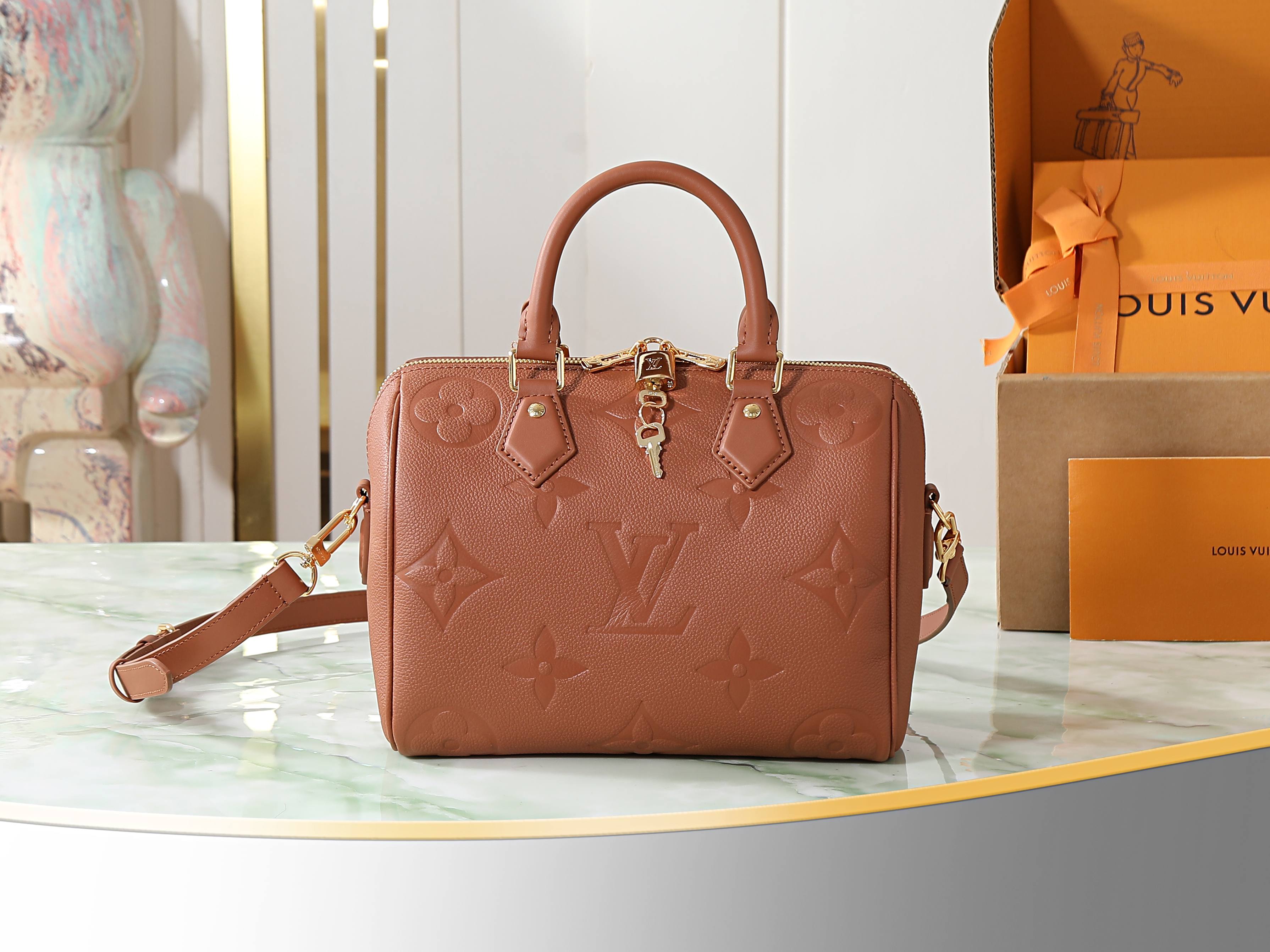 P650 [Pedido original superior, toma real exclusiva] M46136 Bolso tipo almohada de cuero marrón con relieve soeedy Bols…
