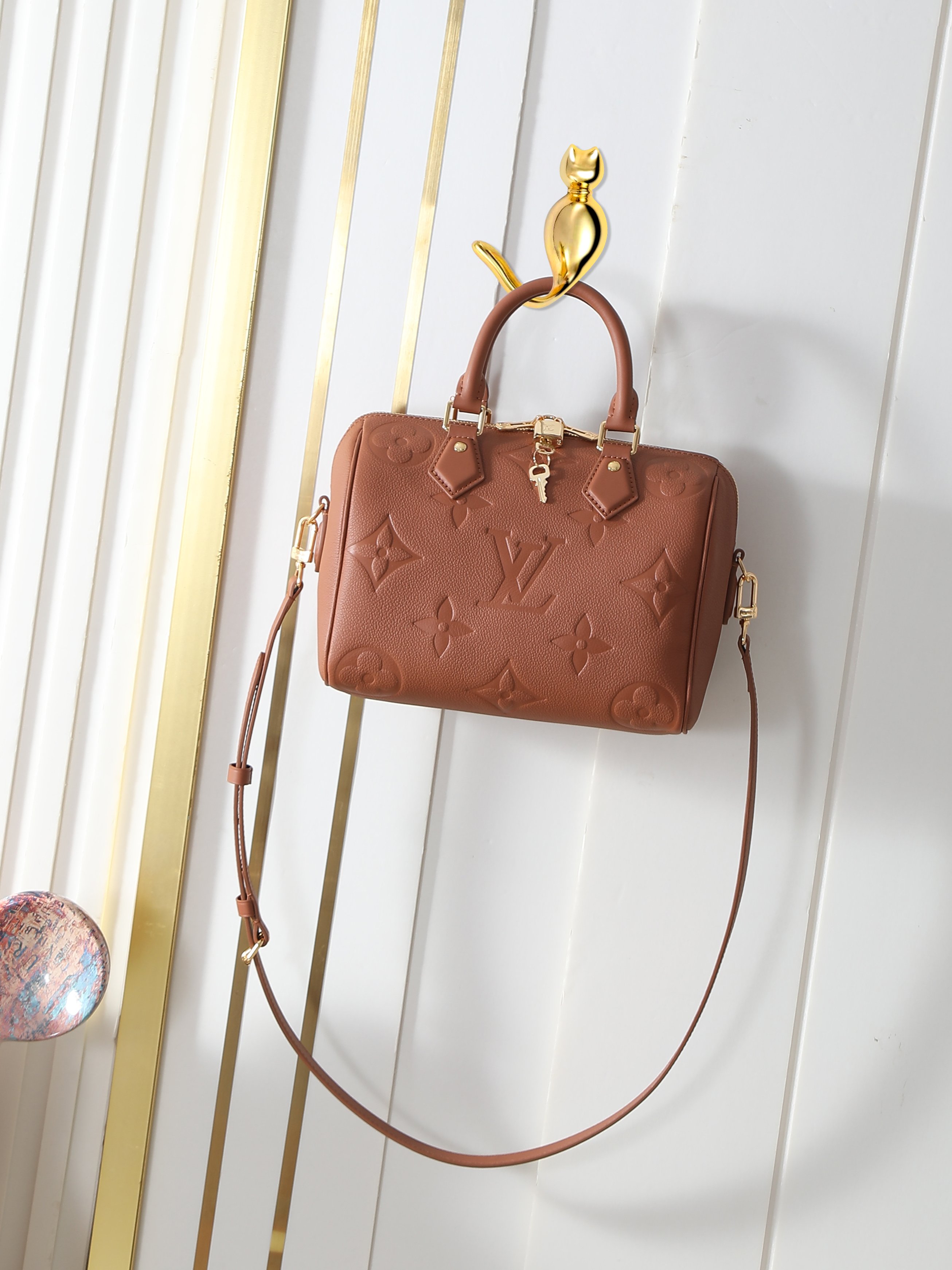 M46136 Bolso almohada soeedy repujado íntegramente en piel marrón Bolso Speedy Bandoulière 25