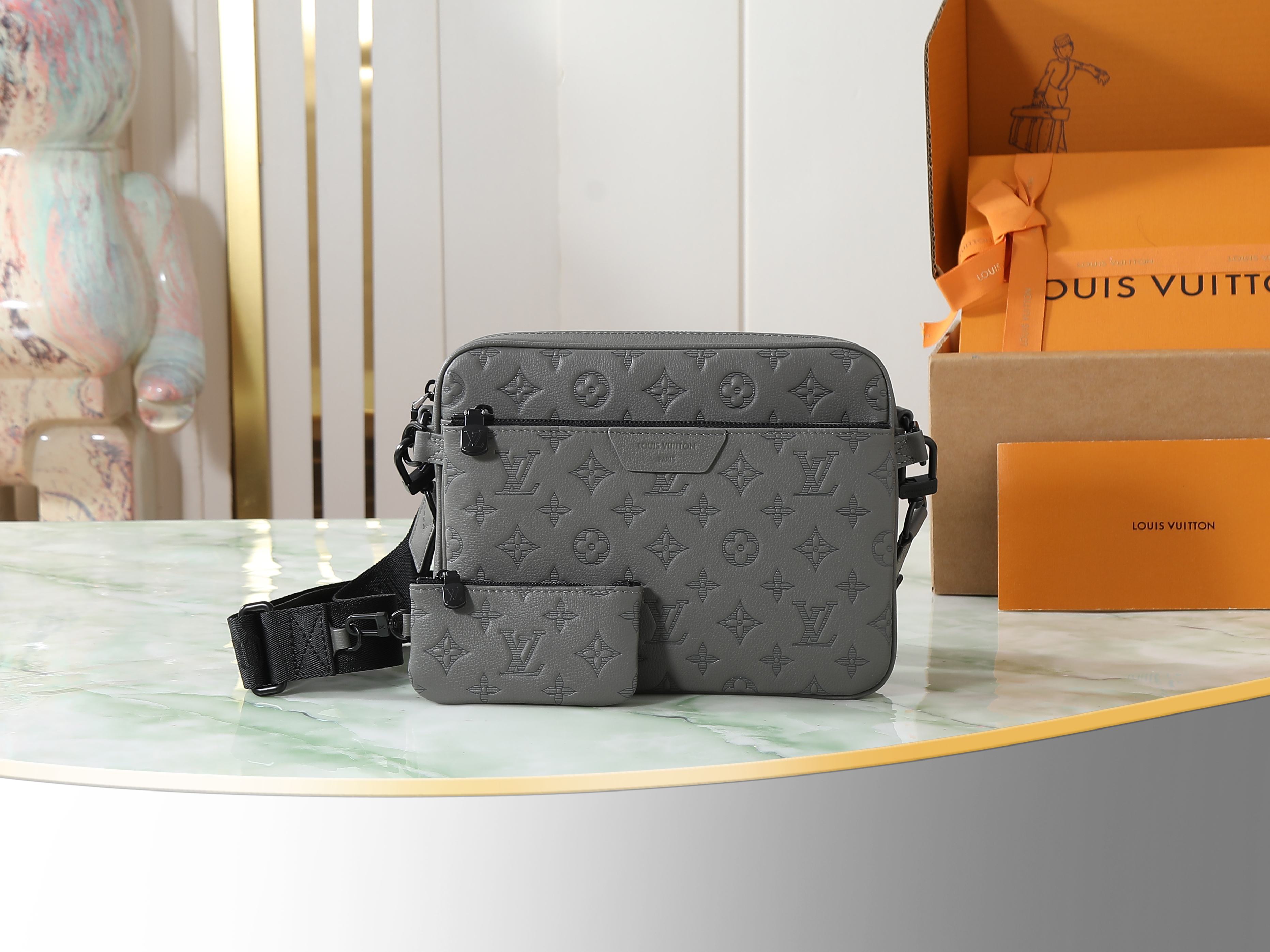 P550 [Pedido original superior, toma real exclusiva] M27185 Conjunto de bolso gris de tres piezas totalmente de cuero p…