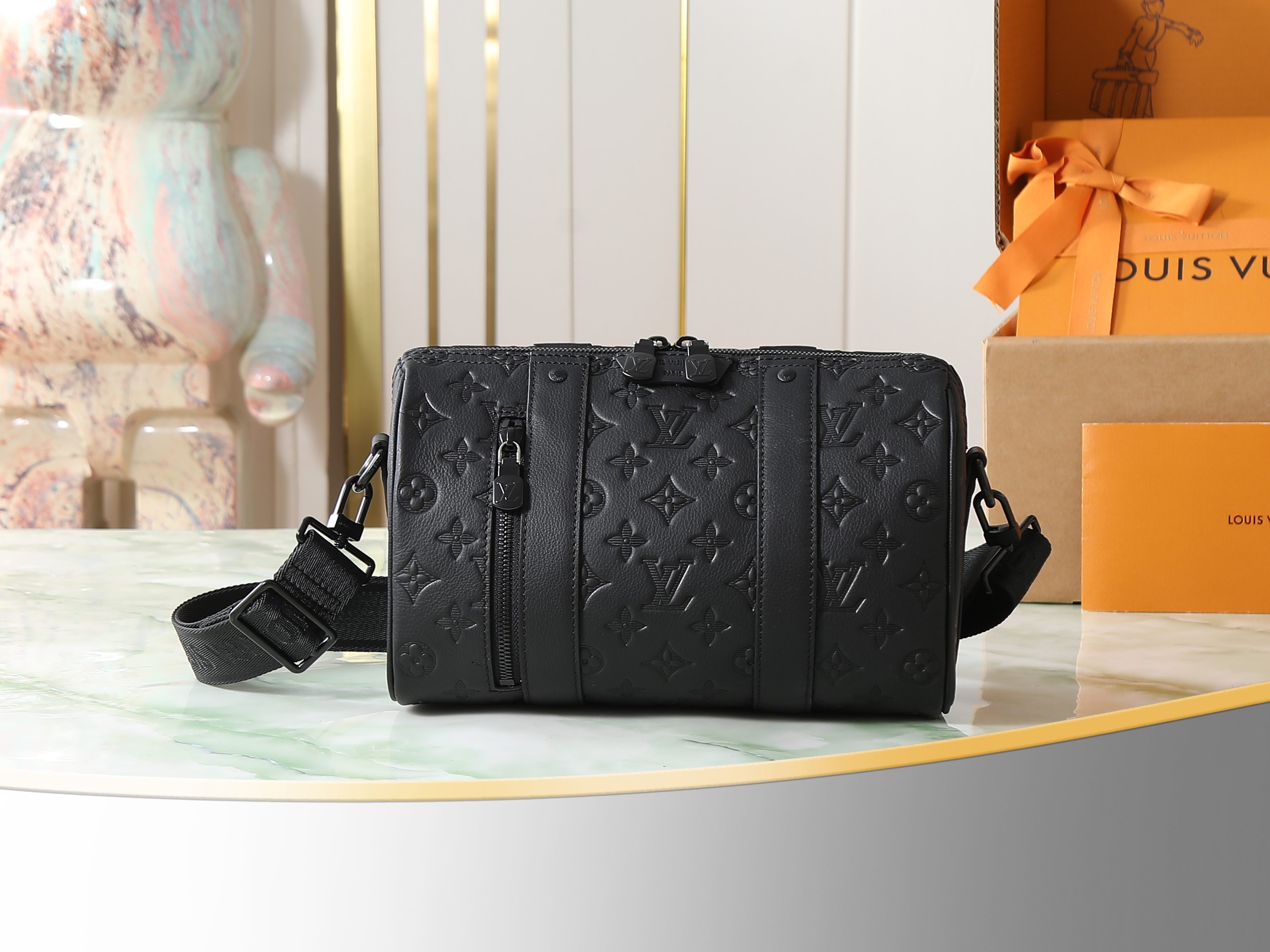 P580 [Pedido original superior, toma real exclusiva] M26750 Bolso de hombre íntegramente en cuero negro con relieve Bol…
