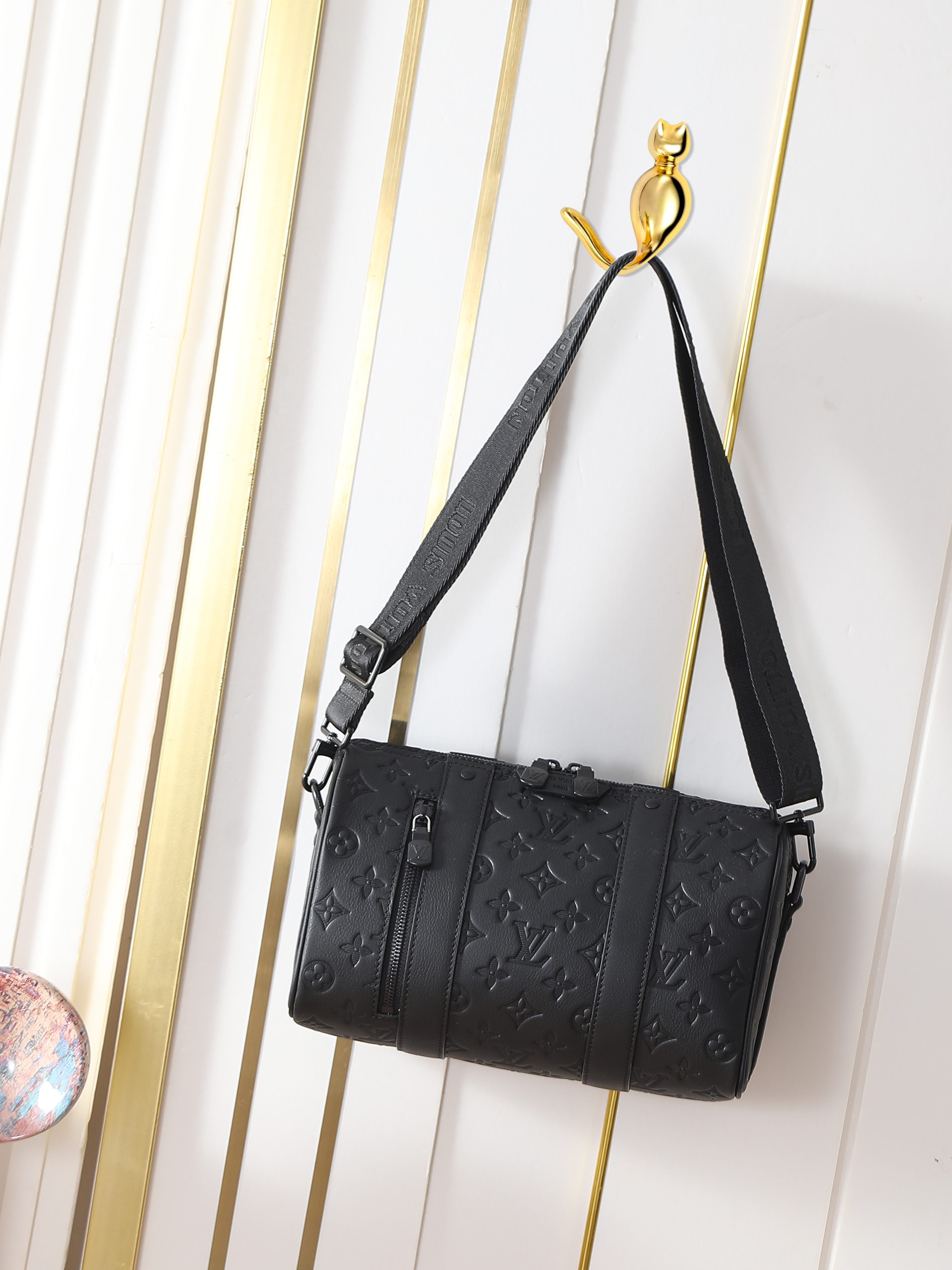 M26750 Bolso de hombre con relieve de cuero negro, bolso tipo almohada, bolso City Keepall
