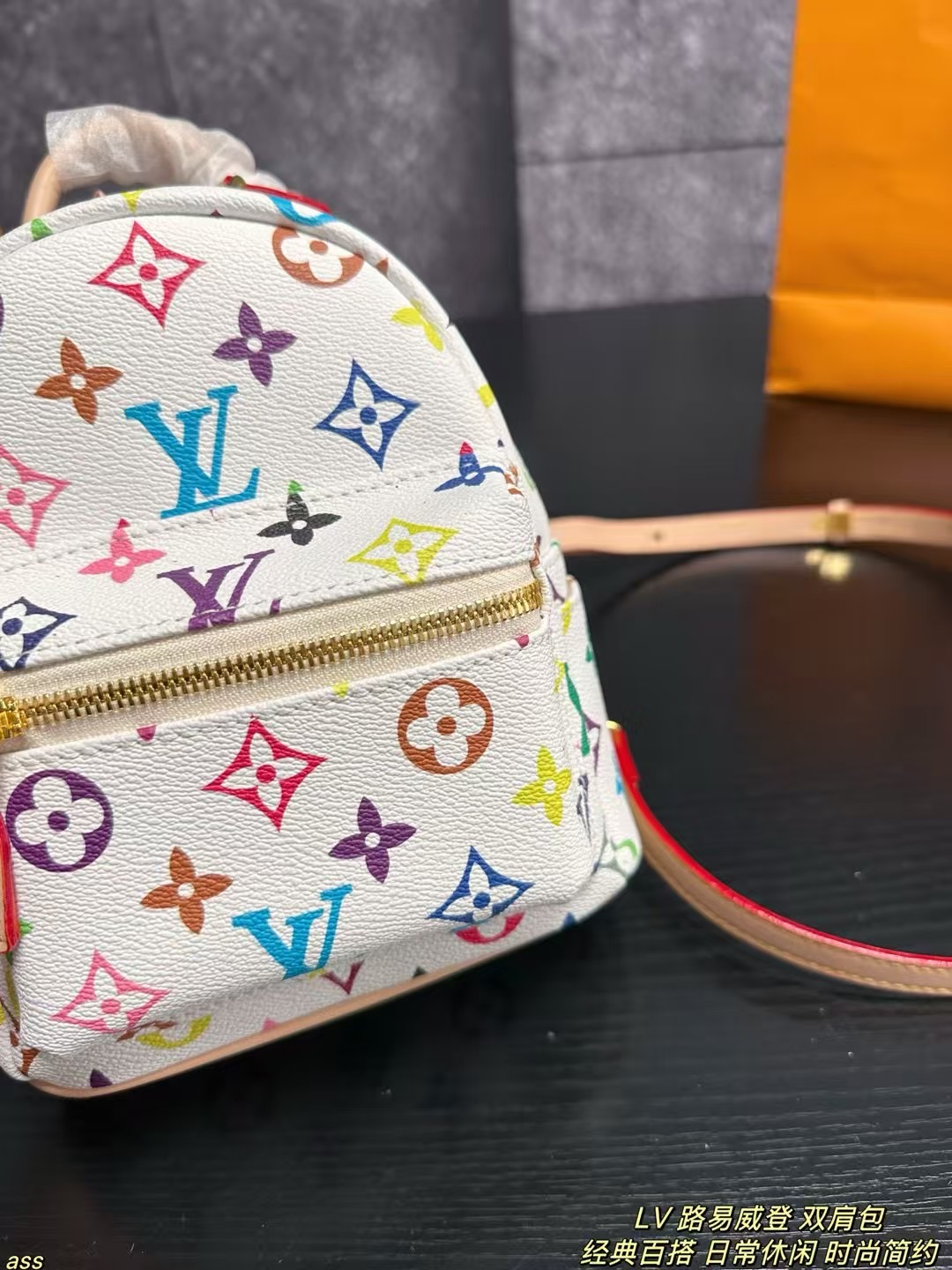 ❤️470包邮/原单代购级别
配防尘袋，无盒
LV 路易威登 双肩包
白三彩，LV家的一款经典设计，以其清新跳跃的花色和活泼的少女感，成为许多人心中的最爱。这款包包，从色泽到设计，都散发着法式浪漫的气息，仿佛让人置身于那个充满艺术气息的年代，远途旅行带它准没错 也是学生党的最佳选择 超级实用
尺寸：17*20cm