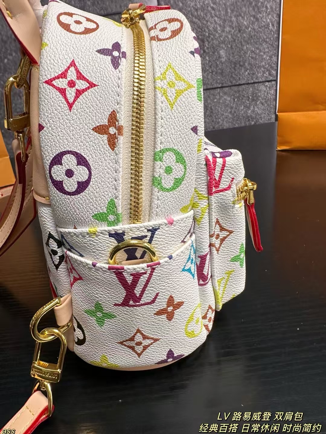 ❤️470包邮/原单代购级别
配防尘袋，无盒
LV 路易威登 双肩包
白三彩，LV家的一款经典设计，以其清新跳跃的花色和活泼的少女感，成为许多人心中的最爱。这款包包，从色泽到设计，都散发着法式浪漫的气息，仿佛让人置身于那个充满艺术气息的年代，远途旅行带它准没错 也是学生党的最佳选择 超级实用
尺寸：17*20cm