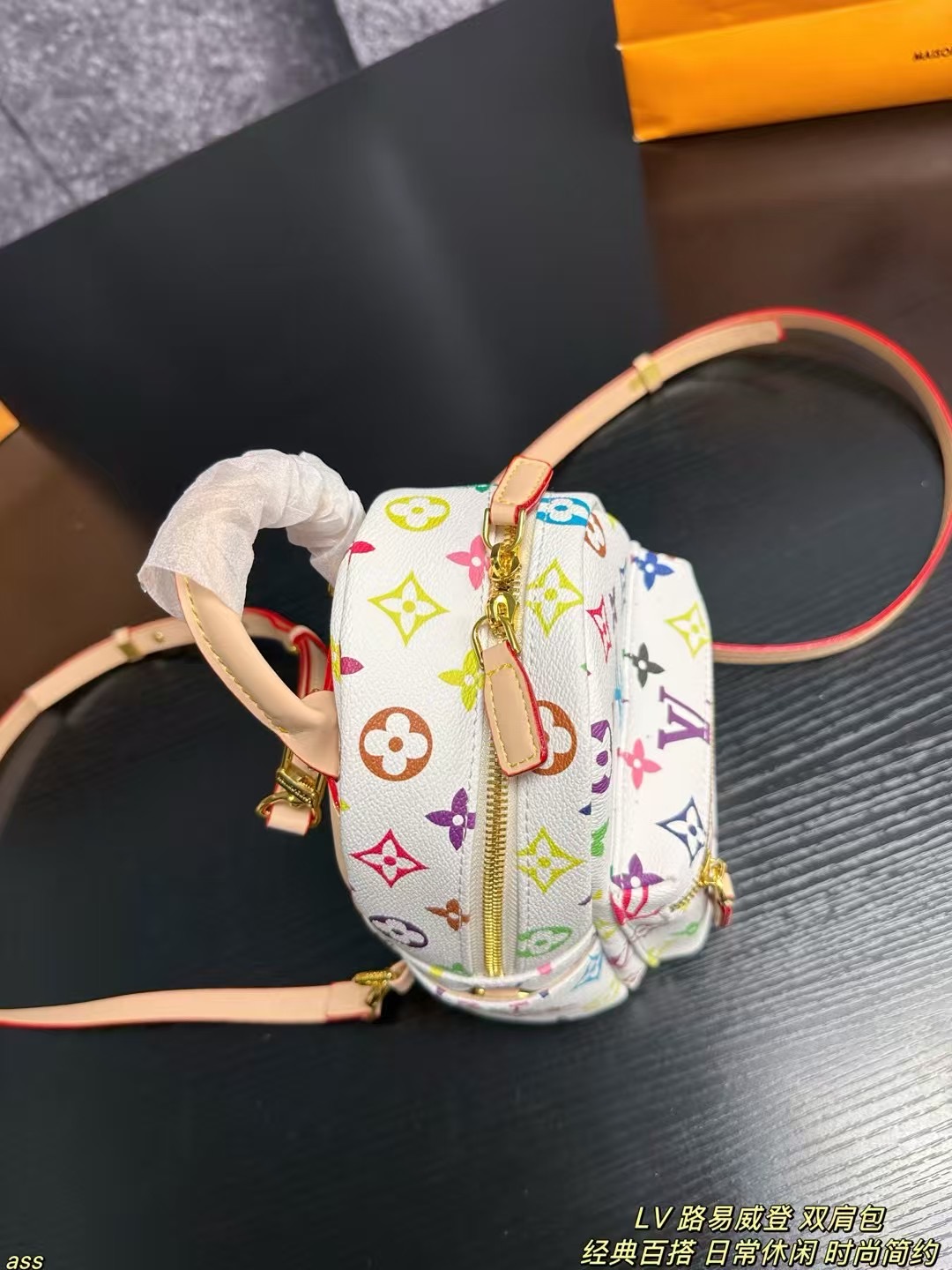 ❤️470包邮/原单代购级别
配防尘袋，无盒
LV 路易威登 双肩包
白三彩，LV家的一款经典设计，以其清新跳跃的花色和活泼的少女感，成为许多人心中的最爱。这款包包，从色泽到设计，都散发着法式浪漫的气息，仿佛让人置身于那个充满艺术气息的年代，远途旅行带它准没错 也是学生党的最佳选择 超级实用
尺寸：17*20cm