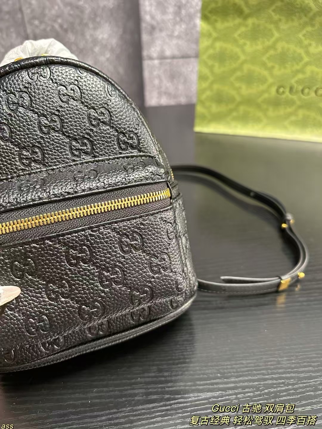 ❤️470包邮/原单代购级别
配防尘袋，无盒
Gucci 古驰 双肩包
小学生可能有点幼稚 但对大学生刚刚好！黑白mini双肩包真的是天花板级别的了吧~浑身面料都是定制印花，格外重工有质感，还可以挂各种挂件搭配 多了些许灵气，搭配休闲装或者小裙子都很可爱~mini双肩包的快乐一直在路上哦！
尺寸：17*20cm