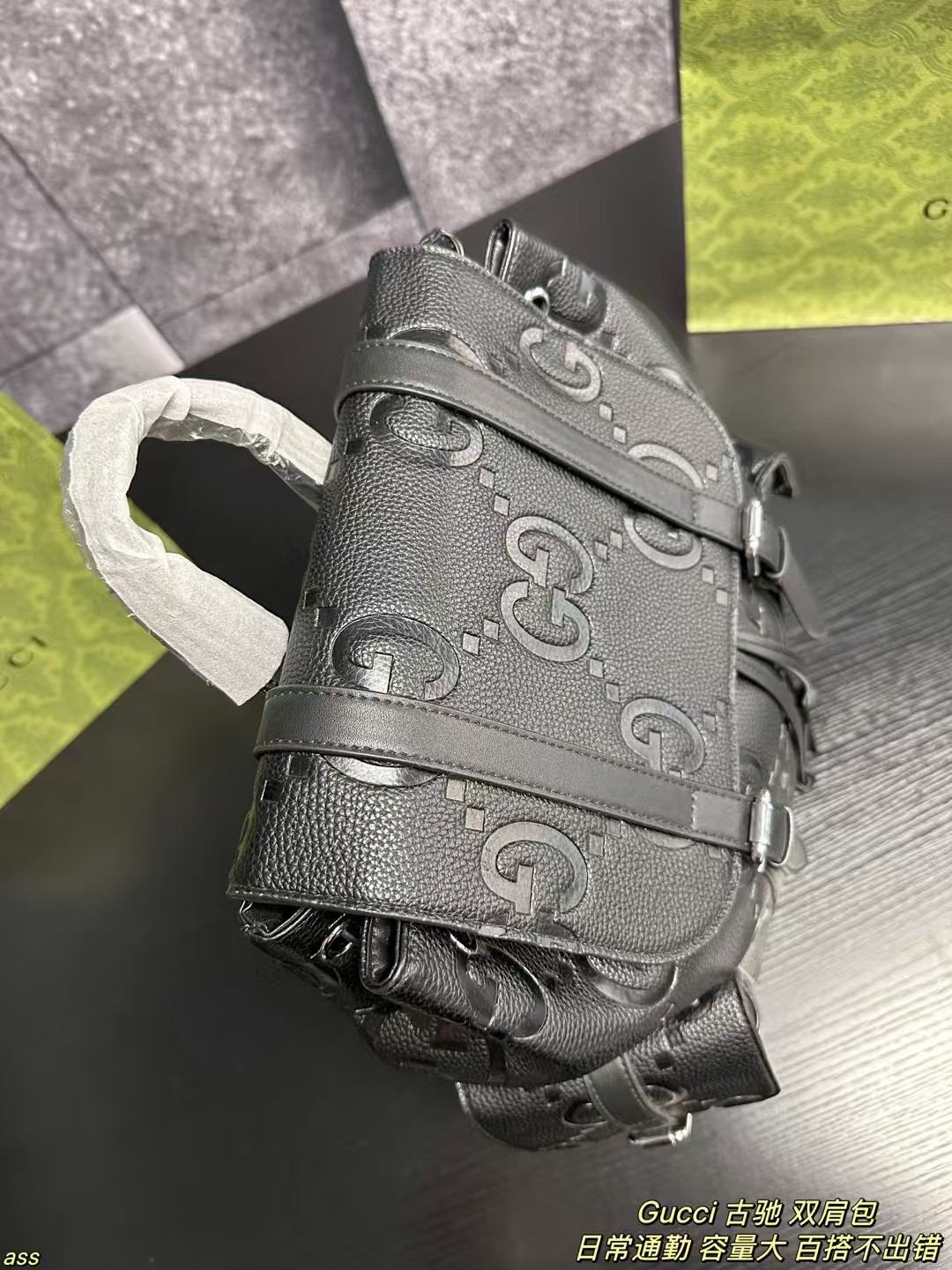 ❤️500包邮/原单代购级别
配防尘袋，无盒
Gucci 古驰 双肩包
全黑超级双G精彩演绎多款皮革旅行箱包单品。作为对Guccio Gucci先生姓名首字母的焕新演绎，超级双G图案以超大尺寸亮眼呈现，营造经久不衰的品牌标识魅力。这款背包以品牌标志性皮革精心打造，配有多个口袋和便携的双肩带。，黑色超级双G皮革，棉麻衬里，可调节肩带配有加厚式网眼衬垫，翻盖配有搭扣和磁扣
尺寸：32*37cm