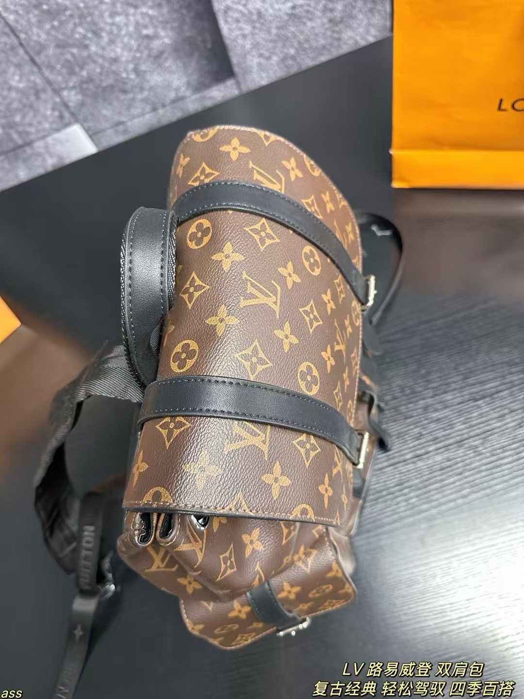 ❤️500包邮/原单代购级别
配防尘袋，无盒
LV 路易威登 双肩包
新款做旧老花ChristopherMM双肩包，以 Monogram 帆布演绎出了徒步旅行包的粗犷而朴实的精神。 其款式别致，工作和娱乐使用两相皆宜，彰显高品质生活方式。Monogram Macassar 涂层帆布，可调节皮质肩带，牛皮饰边，银色黄铜装饰，垂盖开合，按扣及束绳开合，织物内衬，2 个侧袋，iPad 内袋，拉链内袋，2 个扁平内袋
尺寸：31.5*34cm