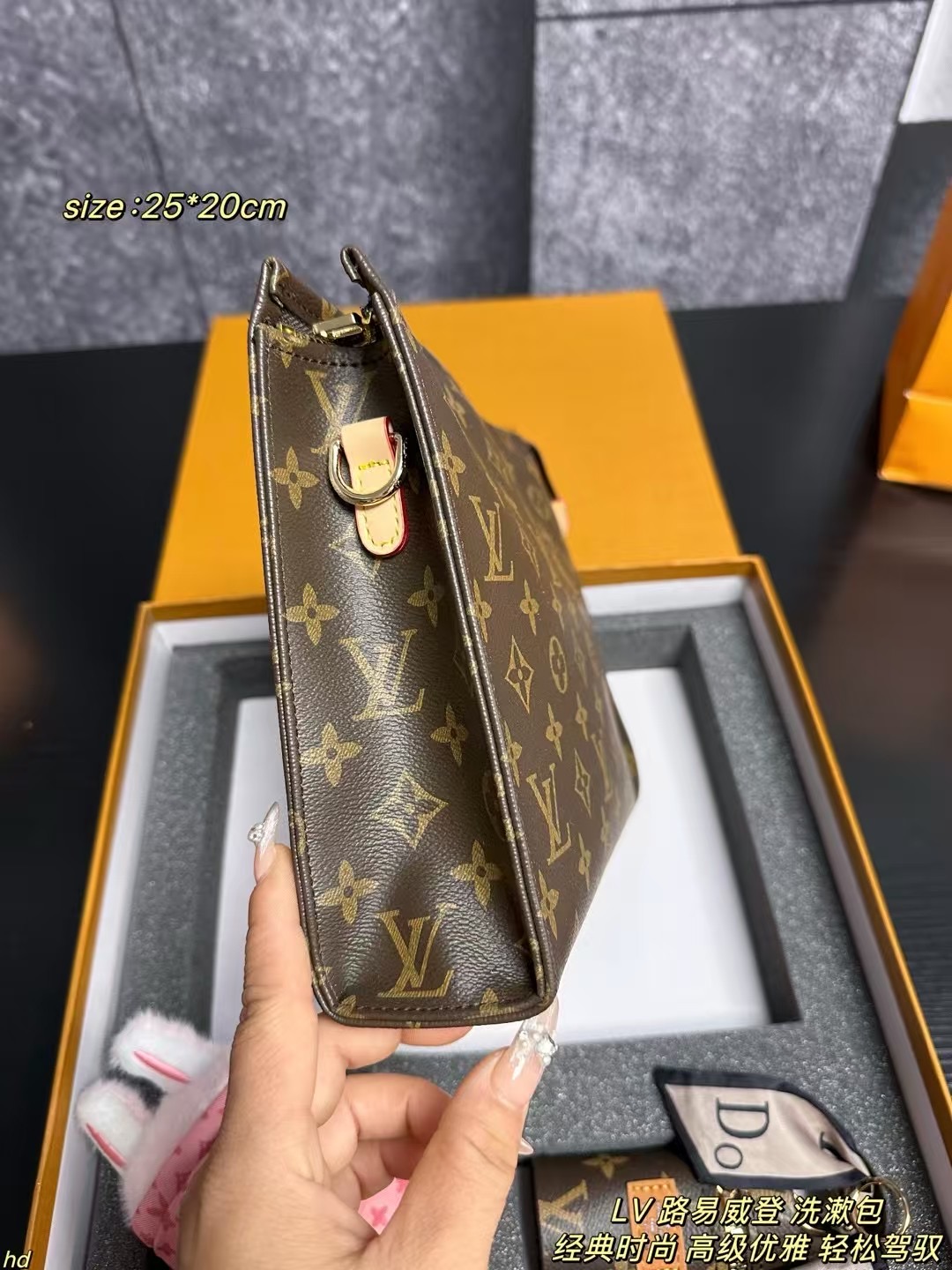 ❤️550包邮/原单代购级别
套盒
LV 路易威登 洗漱包
LV标志性的老花图案,满满的高级感。无论时尚潮流如何变迁,老花始终站在时尚前沿,背出去辦识度超高,一眼就能被认出是LV的经典款,轻松彰显品味。大容量超实用,别看它叫洗漱包,日常用实用性满分可以轻松装下手机、钱包化妆品,充电宝等出门必备物品。就算是短途旅行,放一些简单的洗漱用品和护肤品也完全没问题。多种背法,随意切换,改造后的它,解锁超多背法。装上链条,单肩背,优雅又精致,适合和小姐妹逛街或者参加下午茶聚会;换上宽肩带斜挎,随性自在,日常通勤或者出游都很合适,解放双手还超时
尺寸:25*20cm