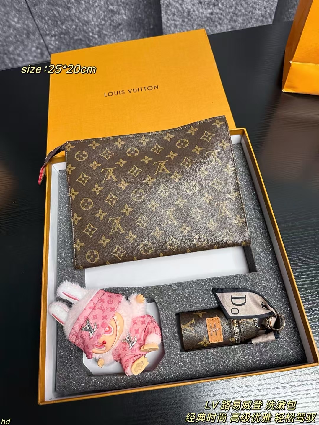 ❤️550包邮/原单代购级别
套盒
LV 路易威登 洗漱包
LV标志性的老花图案,满满的高级感。无论时尚潮流如何变迁,老花始终站在时尚前沿,背出去辦识度超高,一眼就能被认出是LV的经典款,轻松彰显品味。大容量超实用,别看它叫洗漱包,日常用实用性满分可以轻松装下手机、钱包化妆品,充电宝等出门必备物品。就算是短途旅行,放一些简单的洗漱用品和护肤品也完全没问题。多种背法,随意切换,改造后的它,解锁超多背法。装上链条,单肩背,优雅又精致,适合和小姐妹逛街或者参加下午茶聚会;换上宽肩带斜挎,随性自在,日常通勤或者出游都很合适,解放双手还超时
尺寸:25*20cm