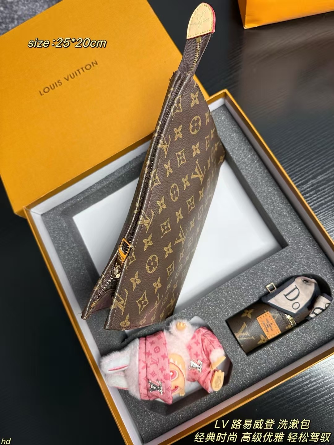 ❤️550包邮/原单代购级别
套盒
LV 路易威登 洗漱包
LV标志性的老花图案,满满的高级感。无论时尚潮流如何变迁,老花始终站在时尚前沿,背出去辦识度超高,一眼就能被认出是LV的经典款,轻松彰显品味。大容量超实用,别看它叫洗漱包,日常用实用性满分可以轻松装下手机、钱包化妆品,充电宝等出门必备物品。就算是短途旅行,放一些简单的洗漱用品和护肤品也完全没问题。多种背法,随意切换,改造后的它,解锁超多背法。装上链条,单肩背,优雅又精致,适合和小姐妹逛街或者参加下午茶聚会;换上宽肩带斜挎,随性自在,日常通勤或者出游都很合适,解放双手还超时
尺寸:25*20cm