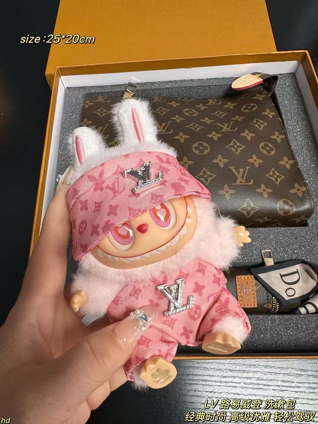 ❤️550包邮/原单代购级别
套盒
LV 路易威登 洗漱包
LV标志性的老花图案,满满的高级感。无论时尚潮流如何变迁,老花始终站在时尚前沿,背出去辦识度超高,一眼就能被认出是LV的经典款,轻松彰显品味。大容量超实用,别看它叫洗漱包,日常用实用性满分可以轻松装下手机、钱包化妆品,充电宝等出门必备物品。就算是短途旅行,放一些简单的洗漱用品和护肤品也完全没问题。多种背法,随意切换,改造后的它,解锁超多背法。装上链条,单肩背,优雅又精致,适合和小姐妹逛街或者参加下午茶聚会;换上宽肩带斜挎,随性自在,日常通勤或者出游都很合适,解放双手还超时
尺寸:25*20cm