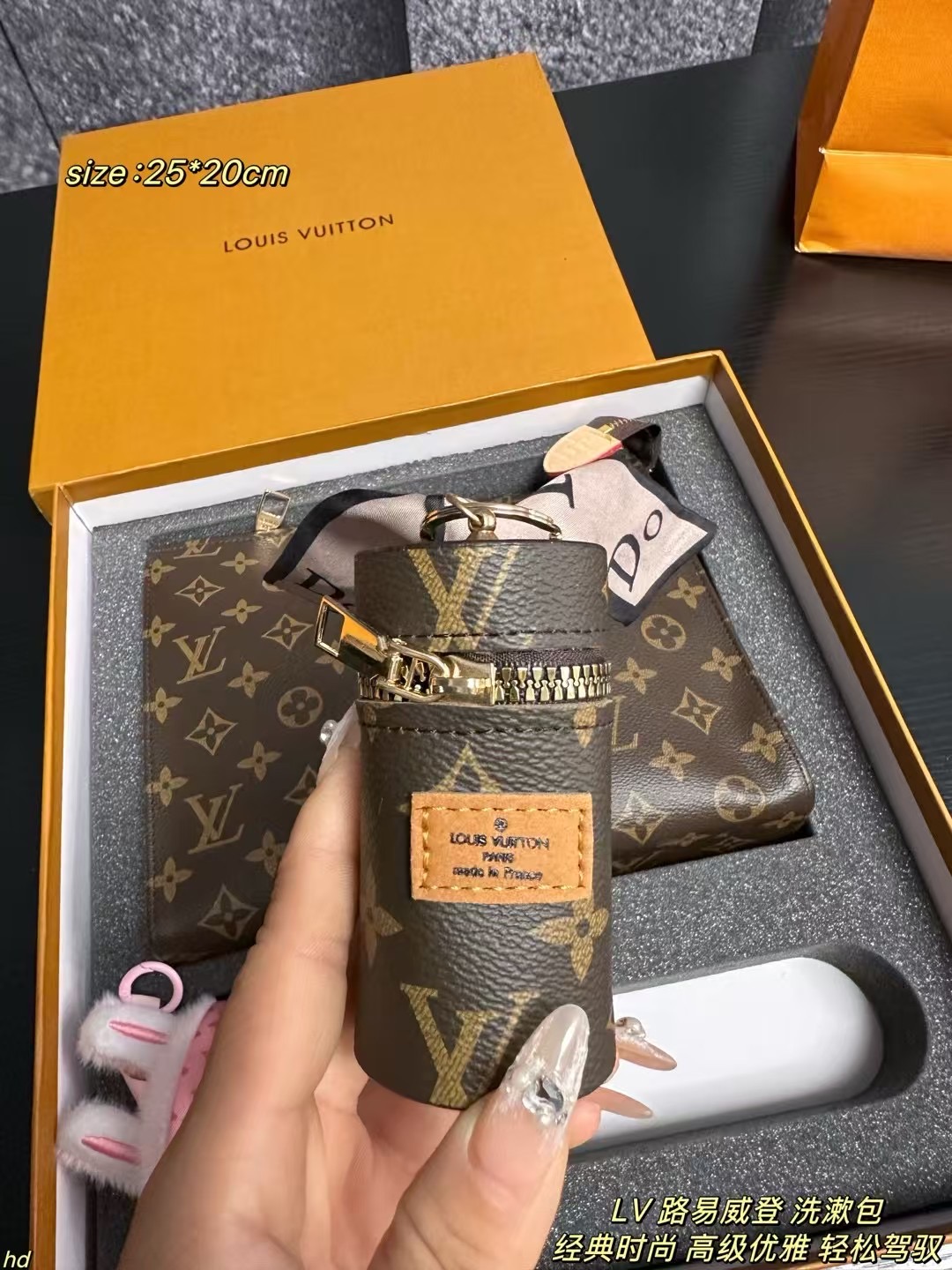 ❤️550包邮/原单代购级别
套盒
LV 路易威登 洗漱包
LV标志性的老花图案,满满的高级感。无论时尚潮流如何变迁,老花始终站在时尚前沿,背出去辦识度超高,一眼就能被认出是LV的经典款,轻松彰显品味。大容量超实用,别看它叫洗漱包,日常用实用性满分可以轻松装下手机、钱包化妆品,充电宝等出门必备物品。就算是短途旅行,放一些简单的洗漱用品和护肤品也完全没问题。多种背法,随意切换,改造后的它,解锁超多背法。装上链条,单肩背,优雅又精致,适合和小姐妹逛街或者参加下午茶聚会;换上宽肩带斜挎,随性自在,日常通勤或者出游都很合适,解放双手还超时
尺寸:25*20cm