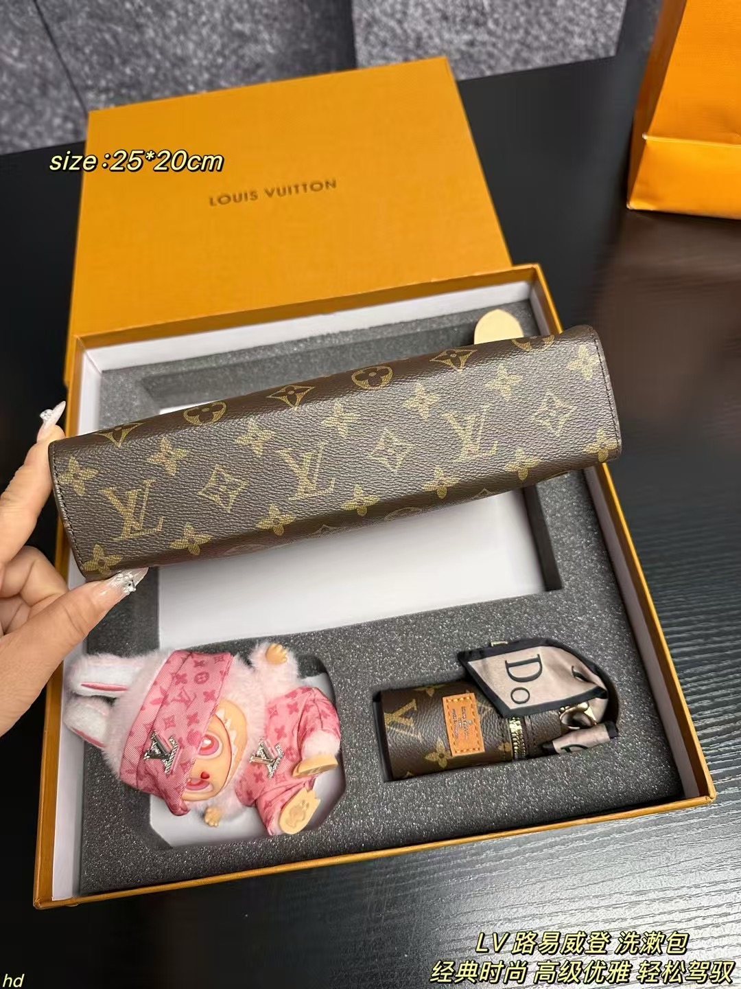 ❤️550包邮/原单代购级别
套盒
LV 路易威登 洗漱包
LV标志性的老花图案,满满的高级感。无论时尚潮流如何变迁,老花始终站在时尚前沿,背出去辦识度超高,一眼就能被认出是LV的经典款,轻松彰显品味。大容量超实用,别看它叫洗漱包,日常用实用性满分可以轻松装下手机、钱包化妆品,充电宝等出门必备物品。就算是短途旅行,放一些简单的洗漱用品和护肤品也完全没问题。多种背法,随意切换,改造后的它,解锁超多背法。装上链条,单肩背,优雅又精致,适合和小姐妹逛街或者参加下午茶聚会;换上宽肩带斜挎,随性自在,日常通勤或者出游都很合适,解放双手还超时
尺寸:25*20cm
