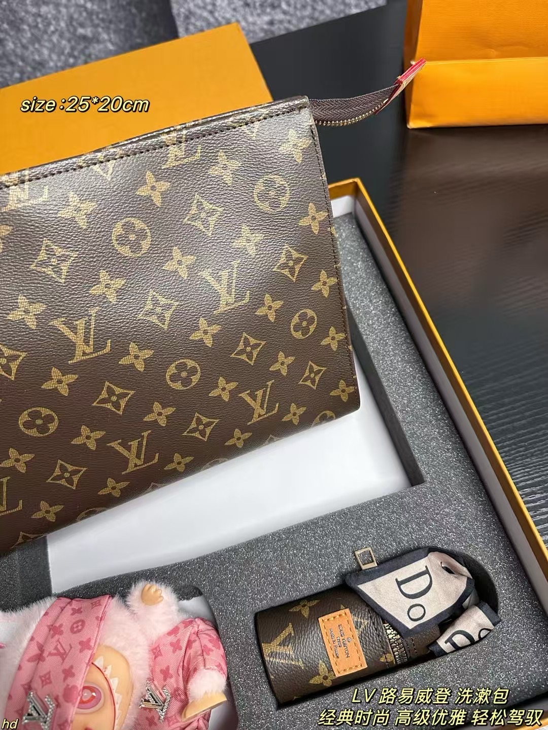 ❤️550包邮/原单代购级别
套盒
LV 路易威登 洗漱包
LV标志性的老花图案,满满的高级感。无论时尚潮流如何变迁,老花始终站在时尚前沿,背出去辦识度超高,一眼就能被认出是LV的经典款,轻松彰显品味。大容量超实用,别看它叫洗漱包,日常用实用性满分可以轻松装下手机、钱包化妆品,充电宝等出门必备物品。就算是短途旅行,放一些简单的洗漱用品和护肤品也完全没问题。多种背法,随意切换,改造后的它,解锁超多背法。装上链条,单肩背,优雅又精致,适合和小姐妹逛街或者参加下午茶聚会;换上宽肩带斜挎,随性自在,日常通勤或者出游都很合适,解放双手还超时
尺寸:25*20cm