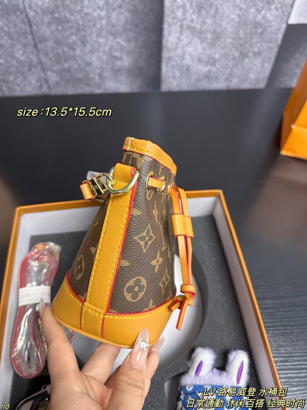 ❤️550包邮/原单代购级别
套盒
LV 路易威登 水桶包
经典老花抽绳设计 小巧精致,老花系列的最最经典成员之一,迷你包天花板,可拆卸肩带 肩带还可调节长短 整体比老款更加硬挺 放手机妥妥哒 !小个子女生真的爱了爱了,虽然很小,但容量足够了,常用的都能装下。而且手提把手可以拆卸,拿到包包我把基础风格的衣服都试了一遍,这款包包相当百搭,容量也挺大的,可以说是小废包里最实用的啦
尺寸:13.5*15.5cm