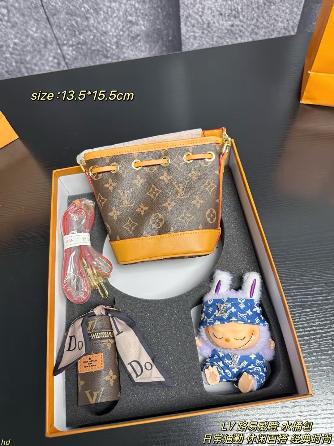 ❤️550包邮/原单代购级别
套盒
LV 路易威登 水桶包
经典老花抽绳设计 小巧精致,老花系列的最最经典成员之一,迷你包天花板,可拆卸肩带 肩带还可调节长短 整体比老款更加硬挺 放手机妥妥哒 !小个子女生真的爱了爱了,虽然很小,但容量足够了,常用的都能装下。而且手提把手可以拆卸,拿到包包我把基础风格的衣服都试了一遍,这款包包相当百搭,容量也挺大的,可以说是小废包里最实用的啦
尺寸:13.5*15.5cm