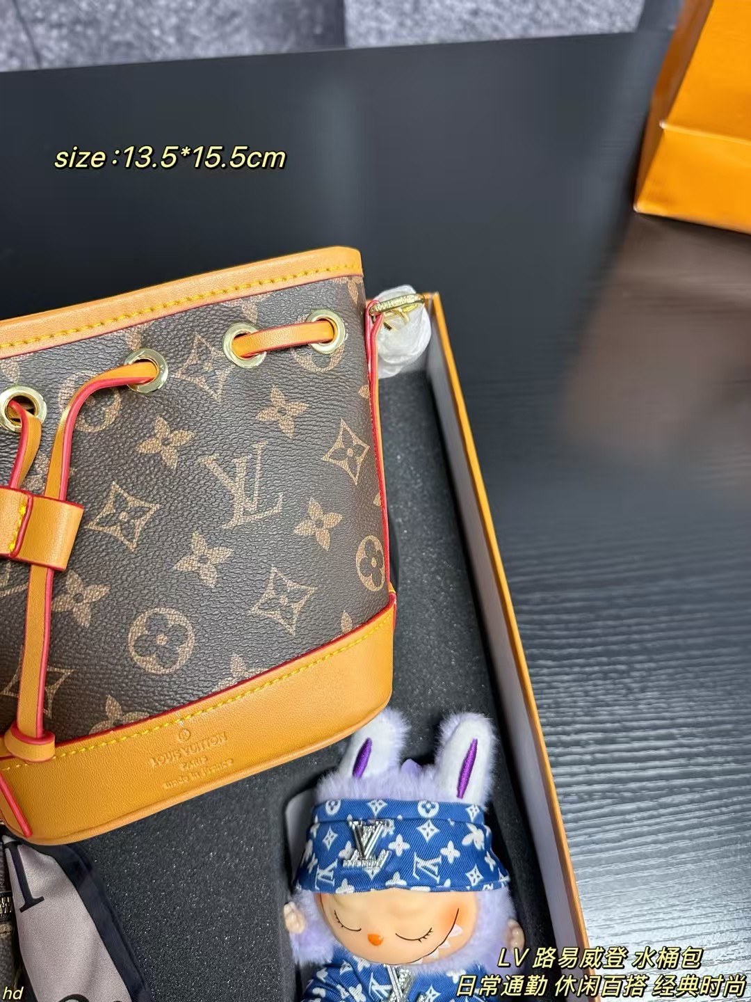 ❤️550包邮/原单代购级别
套盒
LV 路易威登 水桶包
经典老花抽绳设计 小巧精致,老花系列的最最经典成员之一,迷你包天花板,可拆卸肩带 肩带还可调节长短 整体比老款更加硬挺 放手机妥妥哒 !小个子女生真的爱了爱了,虽然很小,但容量足够了,常用的都能装下。而且手提把手可以拆卸,拿到包包我把基础风格的衣服都试了一遍,这款包包相当百搭,容量也挺大的,可以说是小废包里最实用的啦
尺寸:13.5*15.5cm