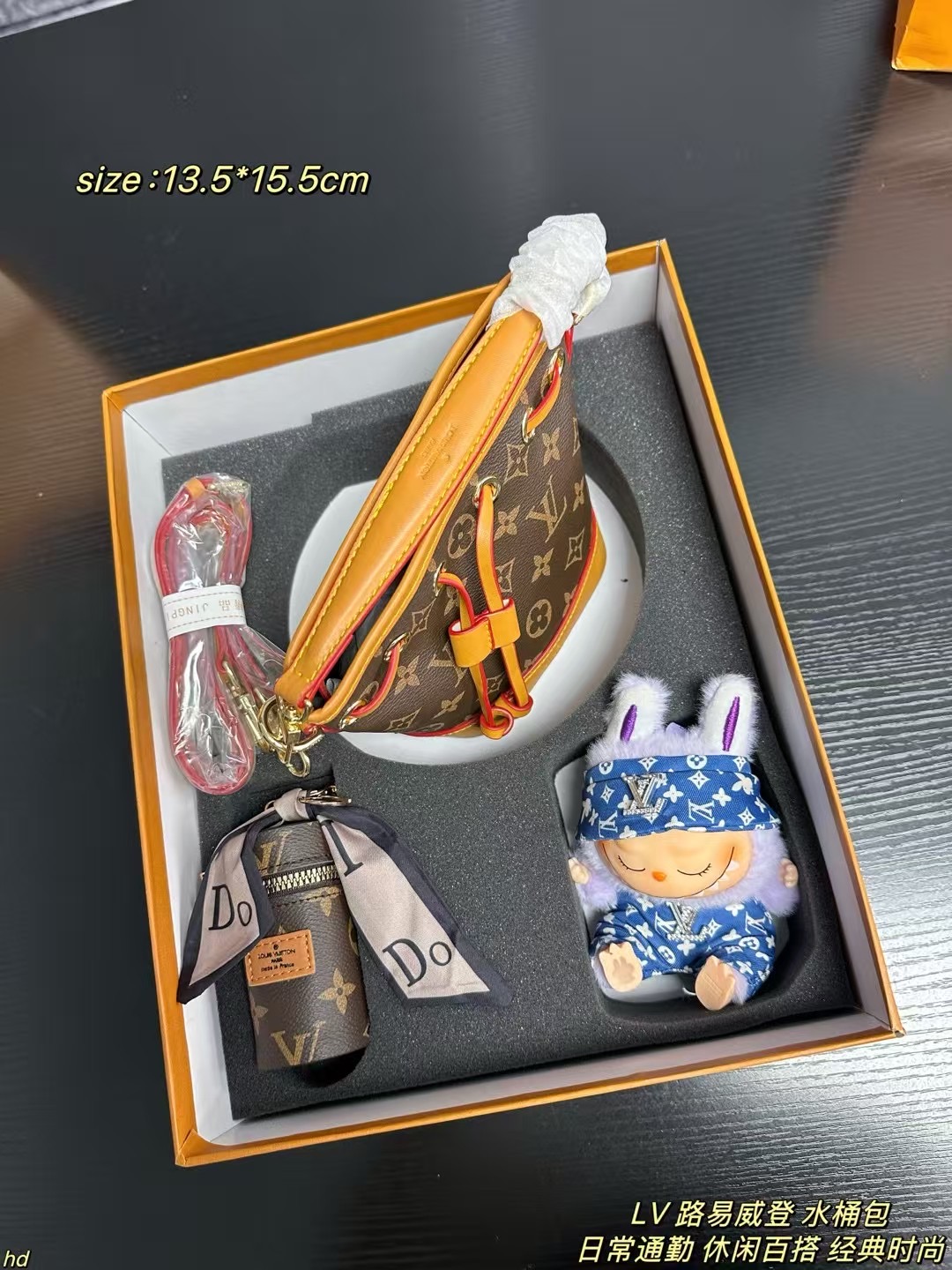 ❤️550包邮/原单代购级别
套盒
LV 路易威登 水桶包
经典老花抽绳设计 小巧精致,老花系列的最最经典成员之一,迷你包天花板,可拆卸肩带 肩带还可调节长短 整体比老款更加硬挺 放手机妥妥哒 !小个子女生真的爱了爱了,虽然很小,但容量足够了,常用的都能装下。而且手提把手可以拆卸,拿到包包我把基础风格的衣服都试了一遍,这款包包相当百搭,容量也挺大的,可以说是小废包里最实用的啦
尺寸:13.5*15.5cm