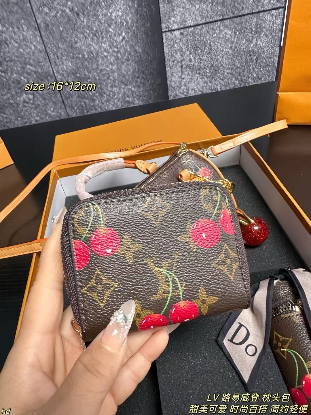 ❤️550包邮/原单代购级别
套盒
LV 路易威登 枕头包
经典老花搭配甜美樱桃，轻便又时尚，肩带🉑️调节，可手提可肩背，时尚百搭，小樱桃的质感很好！两面都是满图满logo，和老花融合一起，可爱到犯规！
尺寸：16*12cm