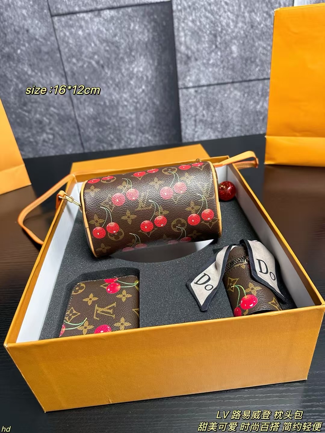❤️550包邮/原单代购级别
套盒
LV 路易威登 枕头包
经典老花搭配甜美樱桃，轻便又时尚，肩带🉑️调节，可手提可肩背，时尚百搭，小樱桃的质感很好！两面都是满图满logo，和老花融合一起，可爱到犯规！
尺寸：16*12cm