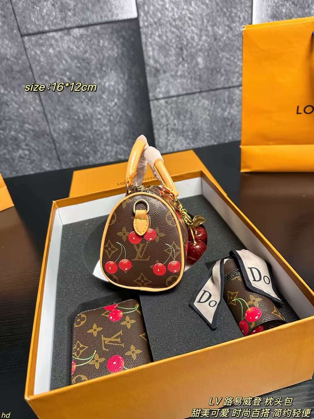 ❤️550包邮/原单代购级别
套盒
LV 路易威登 枕头包
经典老花搭配甜美樱桃，轻便又时尚，肩带🉑️调节，可手提可肩背，时尚百搭，小樱桃的质感很好！两面都是满图满logo，和老花融合一起，可爱到犯规！
尺寸：16*12cm