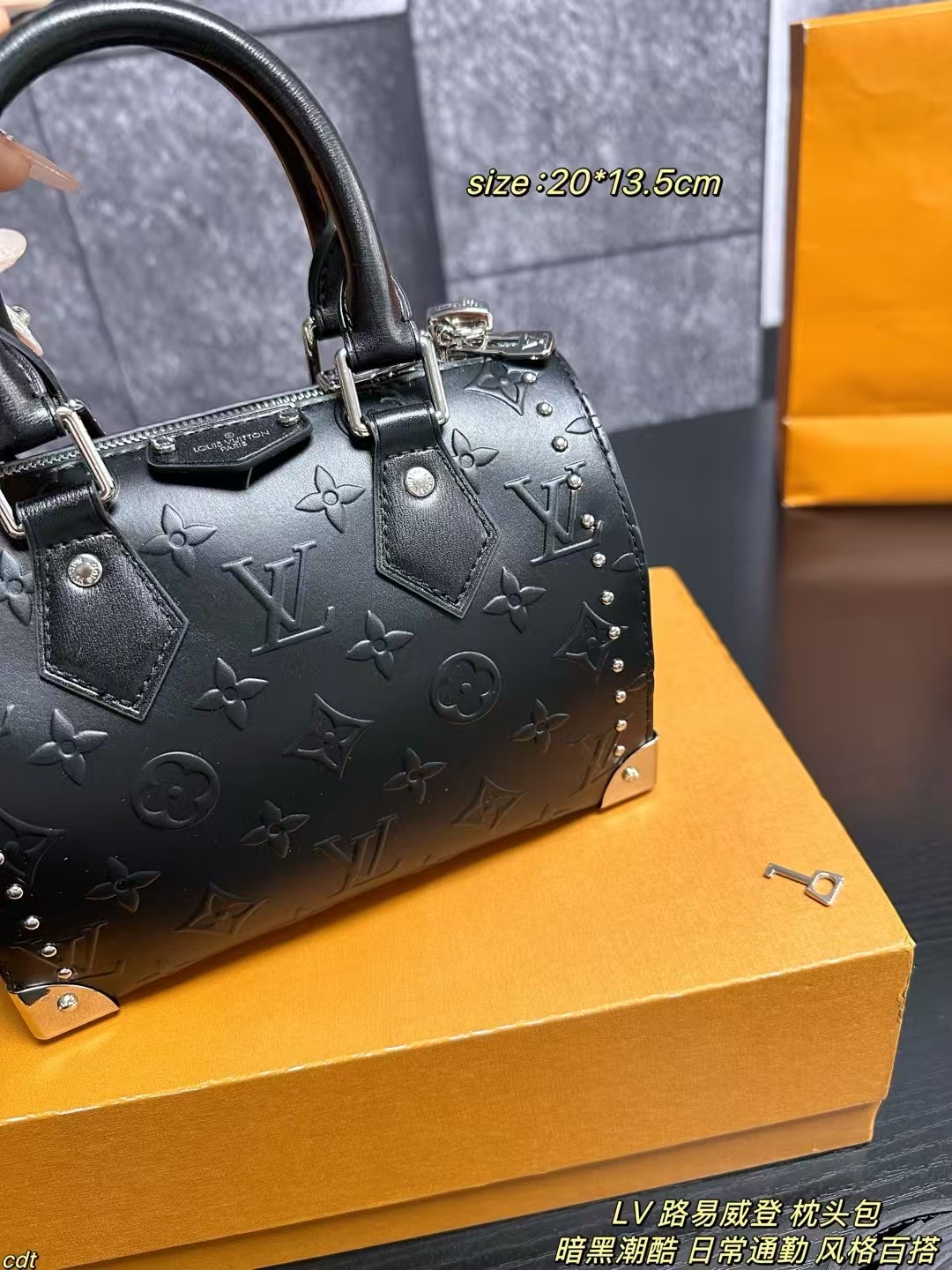 ❤️480包邮/原单代购级别
配盒
LV 路易威登 枕头包
LV黑武士speedy trunk20帅到炸街！黑银配色+压纹牛皮，此次为光滑 monogram 压纹牛皮革融入莹泽金属件，搭配挂锁、硬箱风格包角和可拆卸编织链条等标志性细节。金属件闪到挪不开眼，精致又能装，双肩带设计解锁N种背法，通勤、炸街、约会全适配
尺寸：20*13.5cm