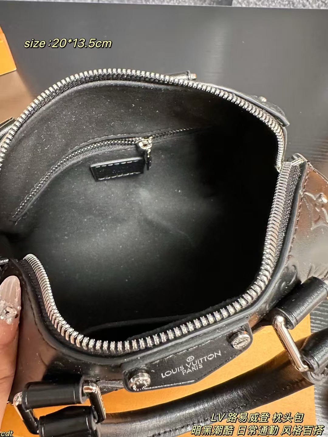 ❤️480包邮/原单代购级别
配盒
LV 路易威登 枕头包
LV黑武士speedy trunk20帅到炸街！黑银配色+压纹牛皮，此次为光滑 monogram 压纹牛皮革融入莹泽金属件，搭配挂锁、硬箱风格包角和可拆卸编织链条等标志性细节。金属件闪到挪不开眼，精致又能装，双肩带设计解锁N种背法，通勤、炸街、约会全适配
尺寸：20*13.5cm