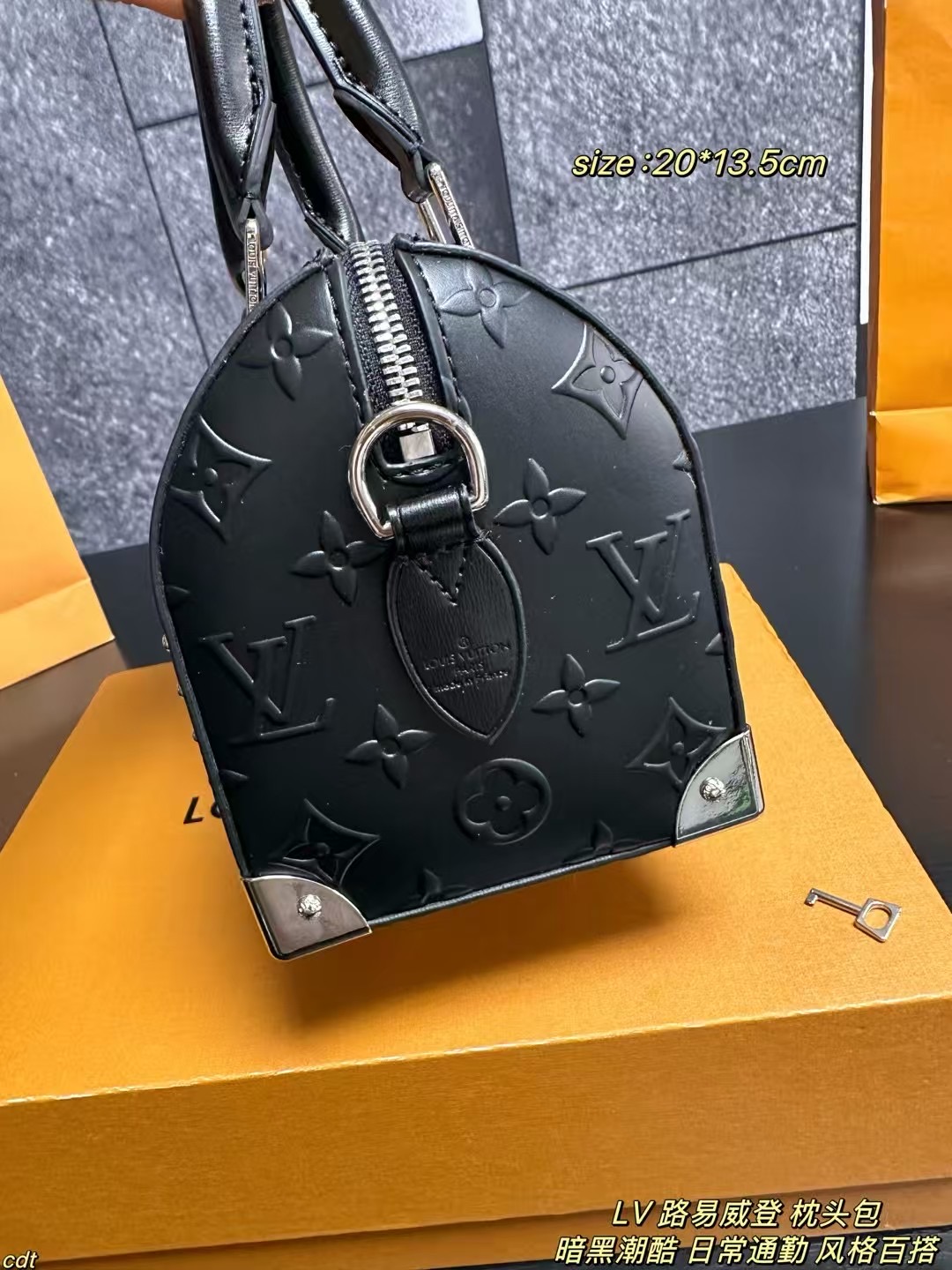 ❤️480包邮/原单代购级别
配盒
LV 路易威登 枕头包
LV黑武士speedy trunk20帅到炸街！黑银配色+压纹牛皮，此次为光滑 monogram 压纹牛皮革融入莹泽金属件，搭配挂锁、硬箱风格包角和可拆卸编织链条等标志性细节。金属件闪到挪不开眼，精致又能装，双肩带设计解锁N种背法，通勤、炸街、约会全适配
尺寸：20*13.5cm