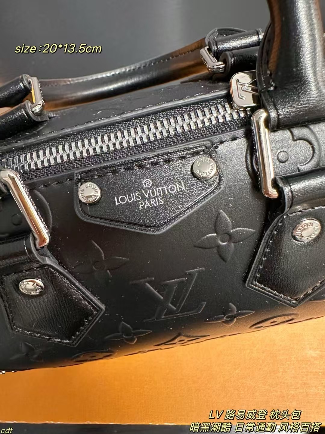 ❤️480包邮/原单代购级别
配盒
LV 路易威登 枕头包
LV黑武士speedy trunk20帅到炸街！黑银配色+压纹牛皮，此次为光滑 monogram 压纹牛皮革融入莹泽金属件，搭配挂锁、硬箱风格包角和可拆卸编织链条等标志性细节。金属件闪到挪不开眼，精致又能装，双肩带设计解锁N种背法，通勤、炸街、约会全适配
尺寸：20*13.5cm