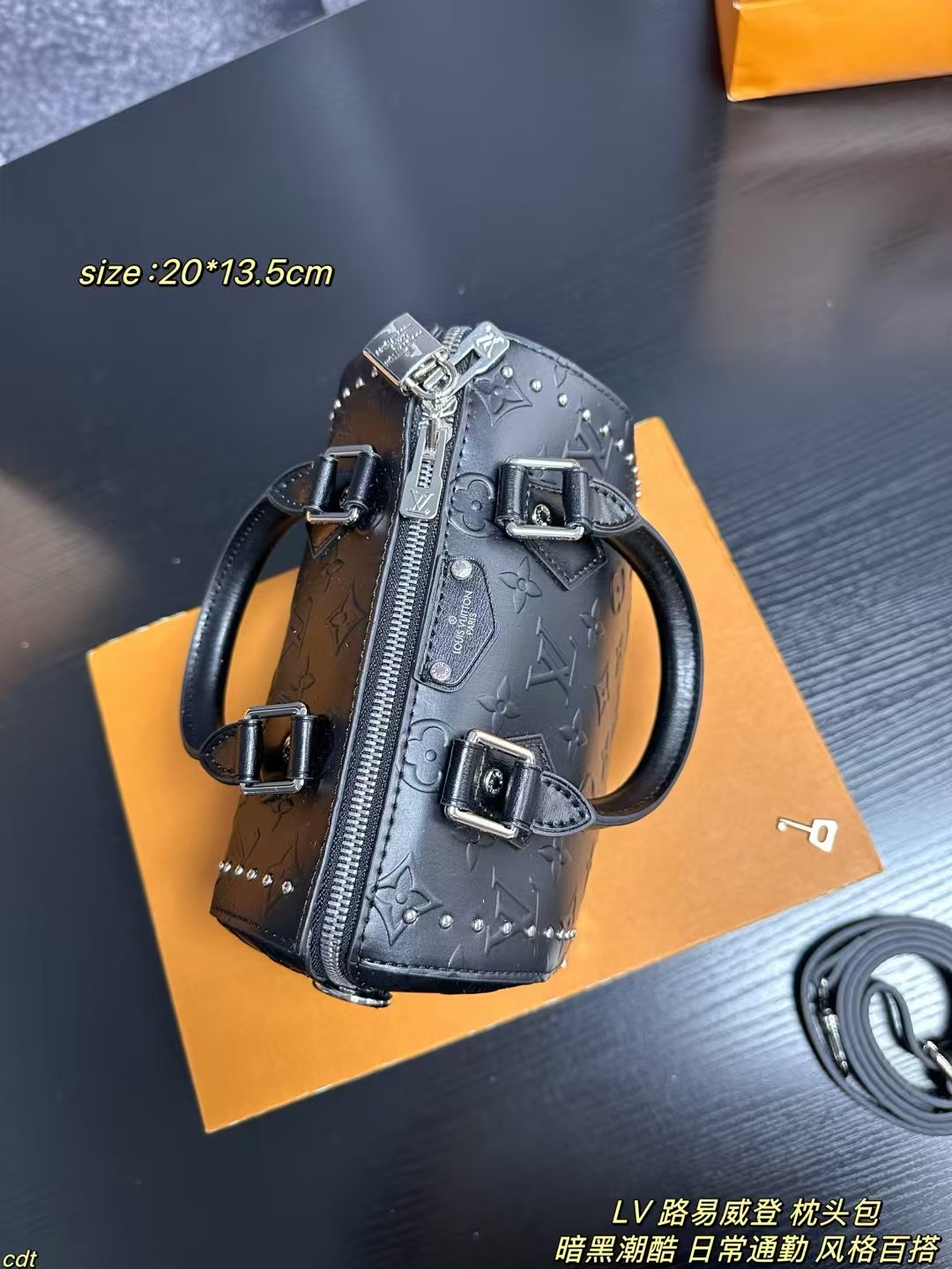❤️480包邮/原单代购级别
配盒
LV 路易威登 枕头包
LV黑武士speedy trunk20帅到炸街！黑银配色+压纹牛皮，此次为光滑 monogram 压纹牛皮革融入莹泽金属件，搭配挂锁、硬箱风格包角和可拆卸编织链条等标志性细节。金属件闪到挪不开眼，精致又能装，双肩带设计解锁N种背法，通勤、炸街、约会全适配
尺寸：20*13.5cm