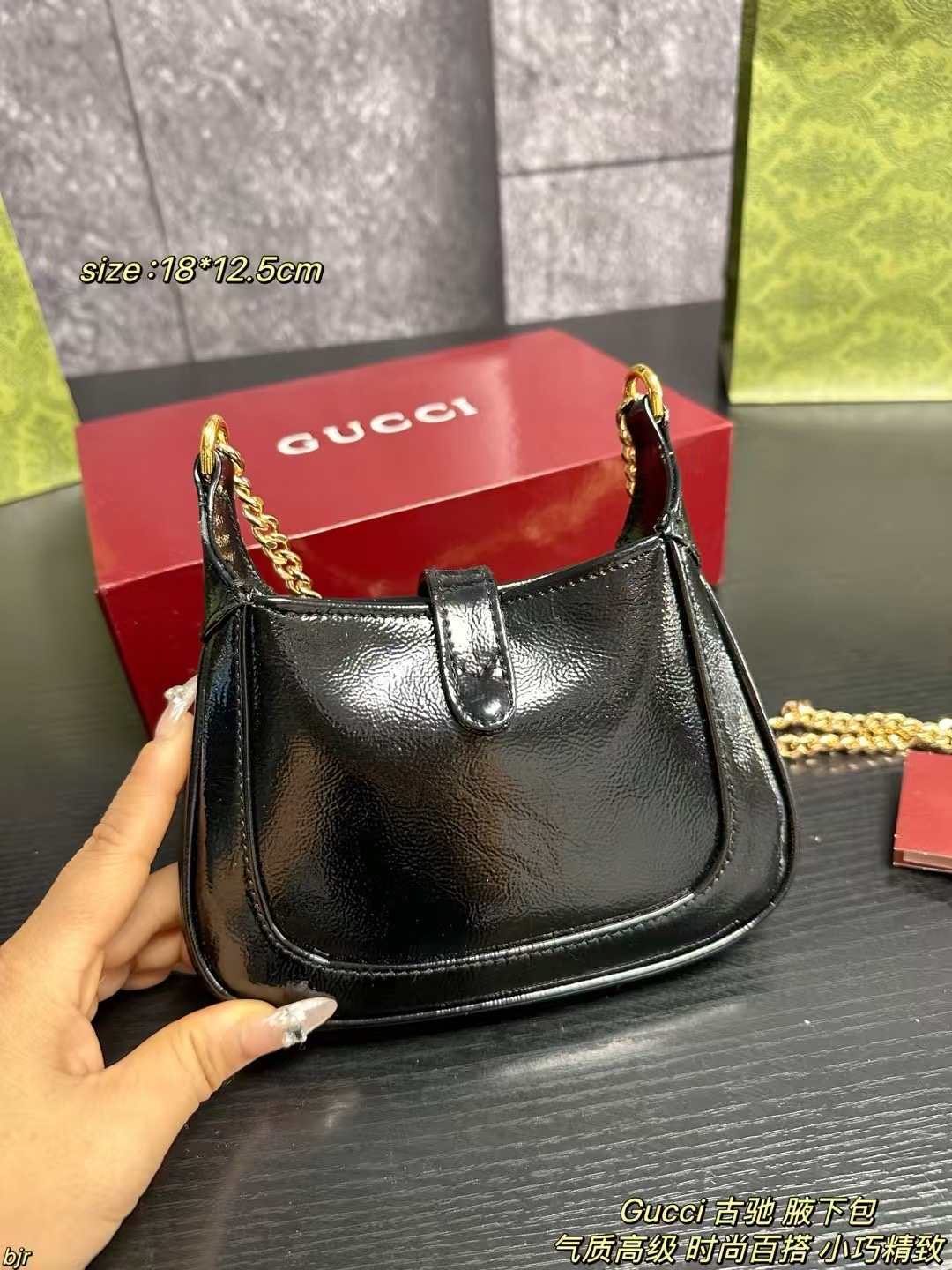 ❤️470包邮/原单代购级别
配盒
Gucci 古驰 腋下包
SS24秀场新款jackie,精美而华丽的字母包链,全新演绎的龙虾扣 ,褶皱亮面小牛皮,天然外观,自然呈现在Jackie 1961的雅致魅力中加入性感因子都无法让人拒绝!
尺寸:18*12.5cm