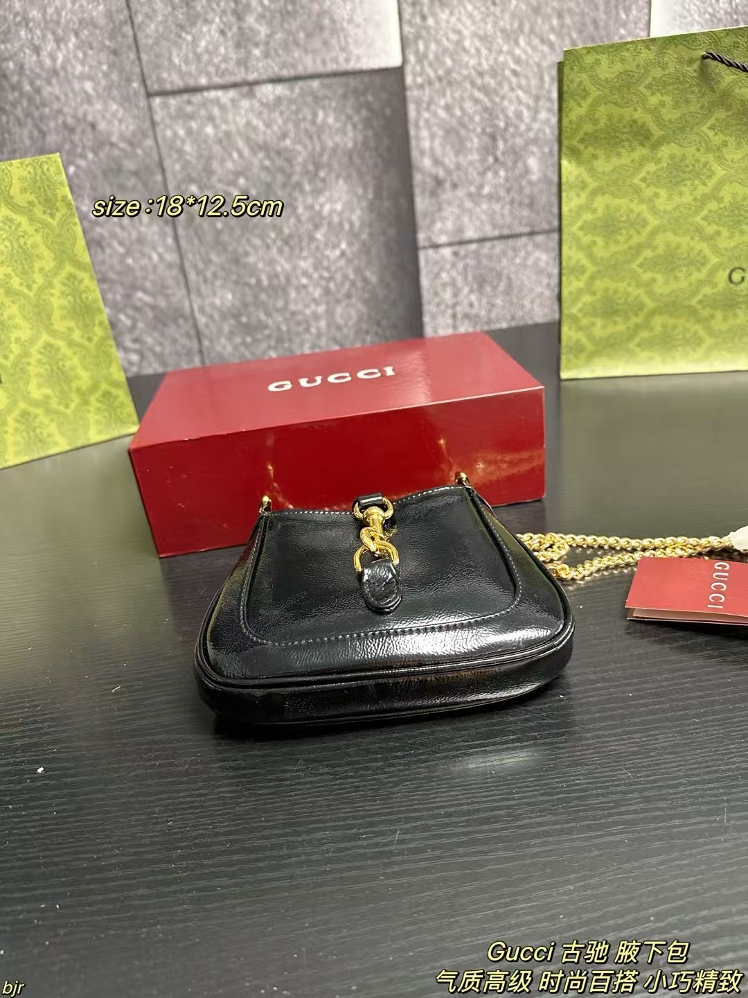 ❤️470包邮/原单代购级别
配盒
Gucci 古驰 腋下包
SS24秀场新款jackie,精美而华丽的字母包链,全新演绎的龙虾扣 ,褶皱亮面小牛皮,天然外观,自然呈现在Jackie 1961的雅致魅力中加入性感因子都无法让人拒绝!
尺寸:18*12.5cm
