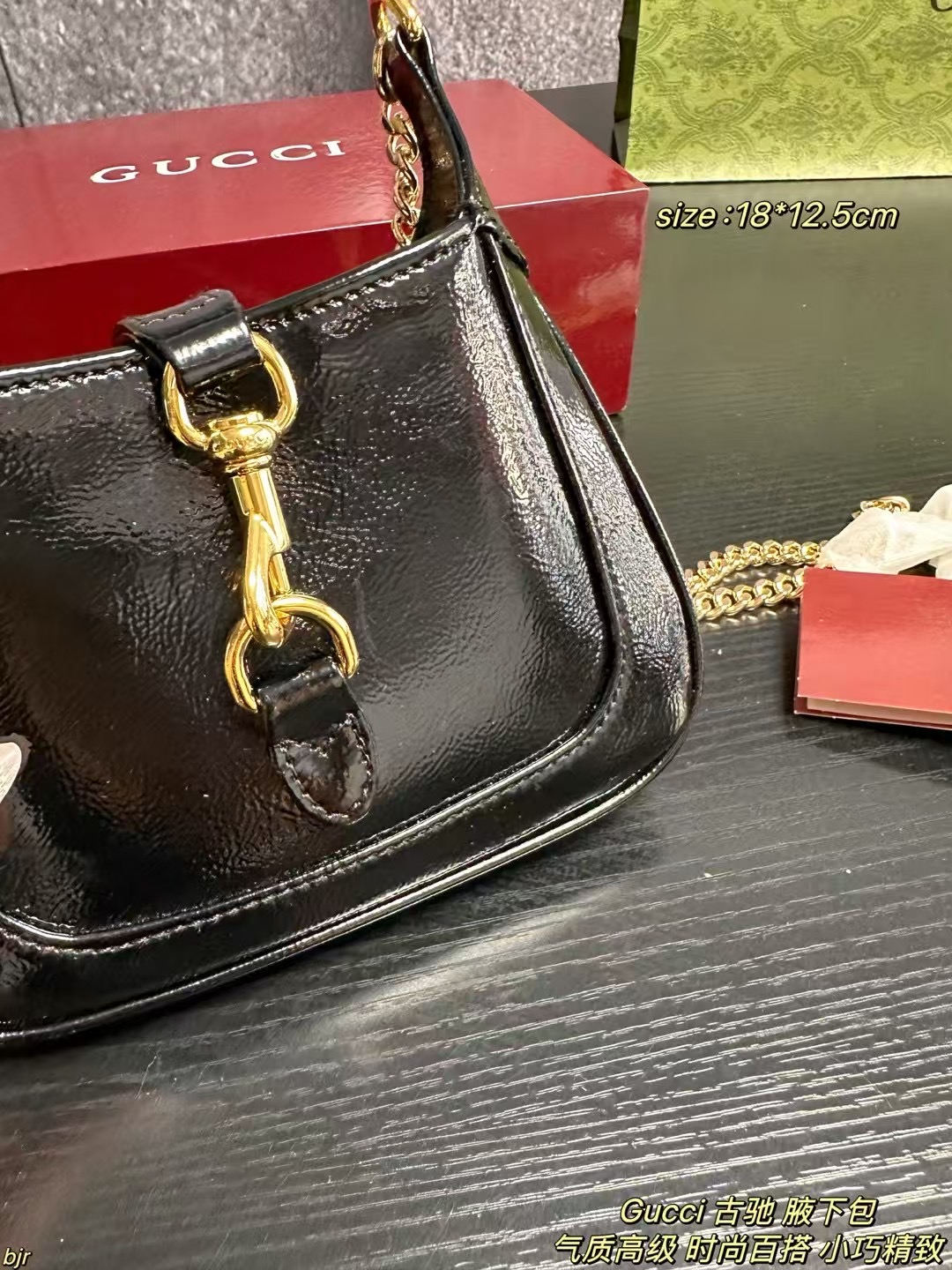 ❤️470包邮/原单代购级别
配盒
Gucci 古驰 腋下包
SS24秀场新款jackie,精美而华丽的字母包链,全新演绎的龙虾扣 ,褶皱亮面小牛皮,天然外观,自然呈现在Jackie 1961的雅致魅力中加入性感因子都无法让人拒绝!
尺寸:18*12.5cm